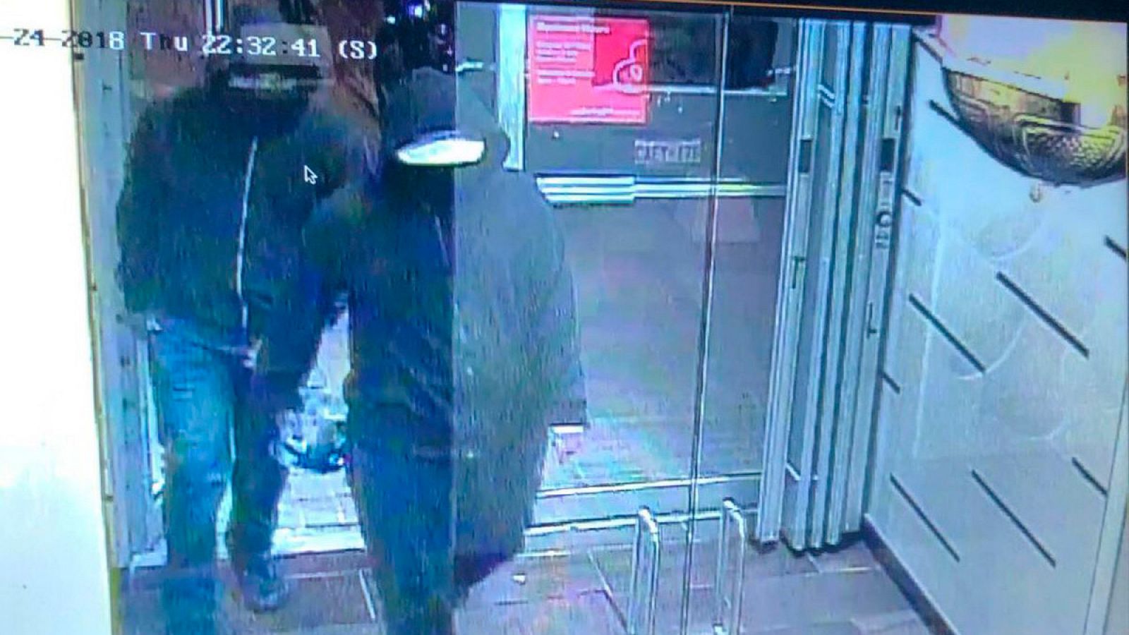 Imagen captada de dos sospechosos en la explosión de un restaurante en Canadá