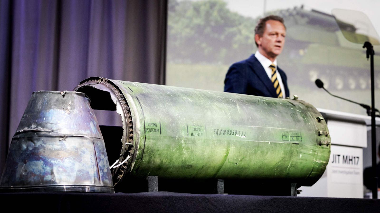 El fiscal jefe de Países Bajos, Fred Westerbeke, junto a parte del misil que derribó el vuelo MH17