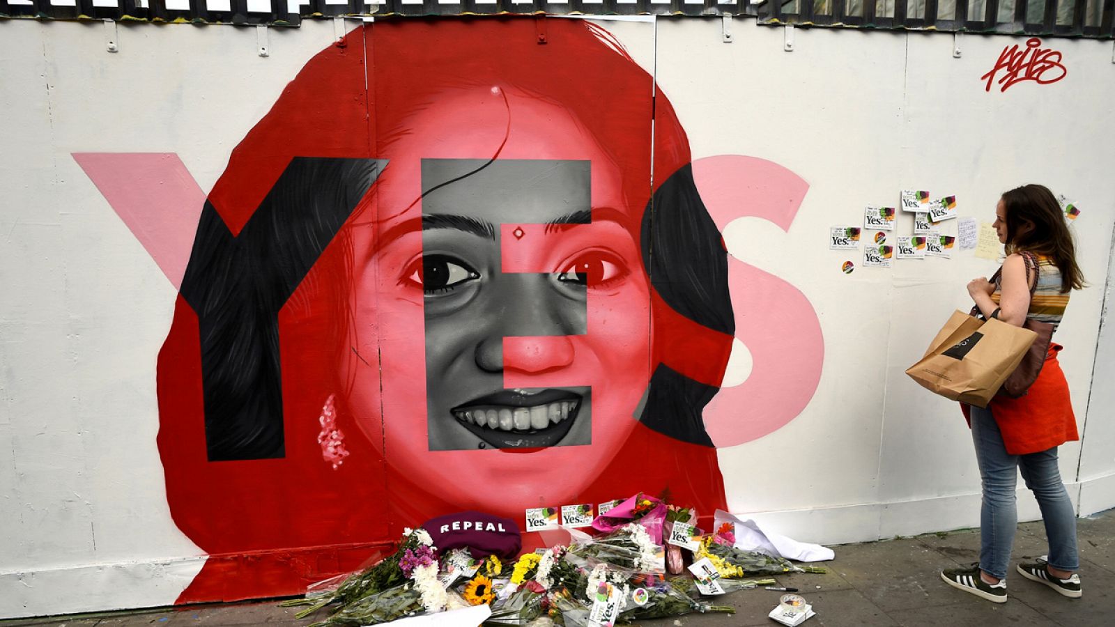 Una mujer observa un mural en honor a Savita Halappanavar, muerta en 2012 al negarle el aborto los médicos