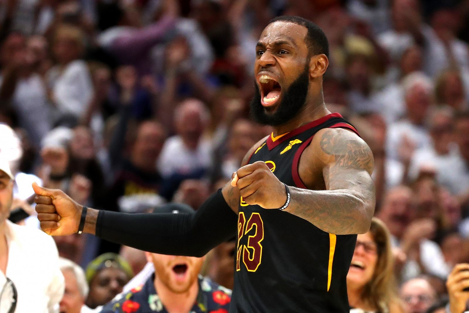 Lebron James celebra una canasta durante el sexto partido entre Boston Celtics y Cleveland Cavaliers.