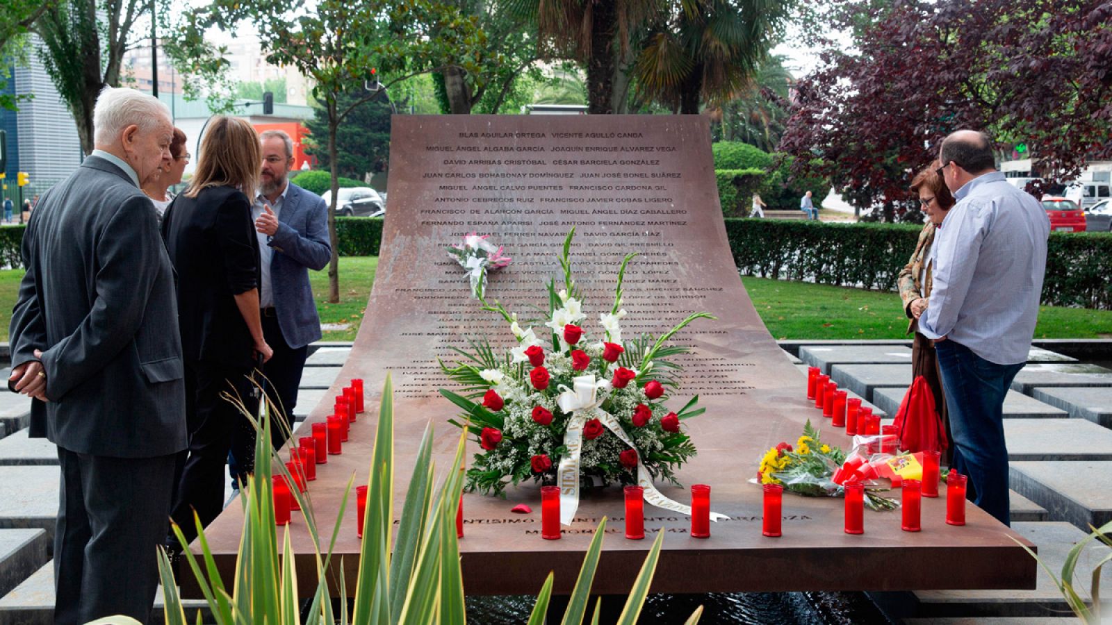 Las familias de los 62 militares fallecidos el 26 de mayo de 2003 en el accidente aéreo del YAK-42 en Turquía han homenajeado a sus seres queridos en el monumento erigido en su memoria