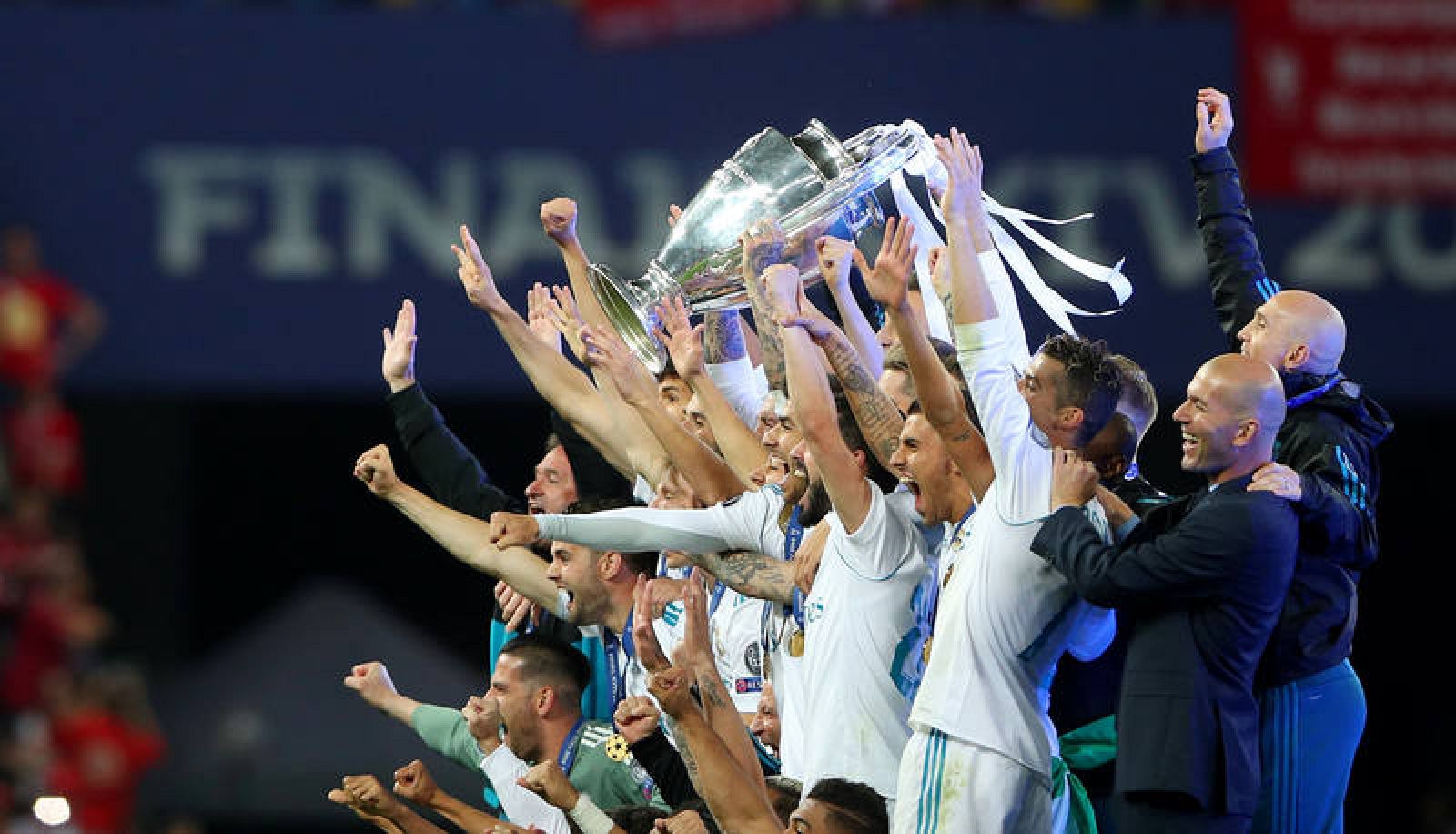 Los jugadores del Real Madrid levantan la Copa de Europa