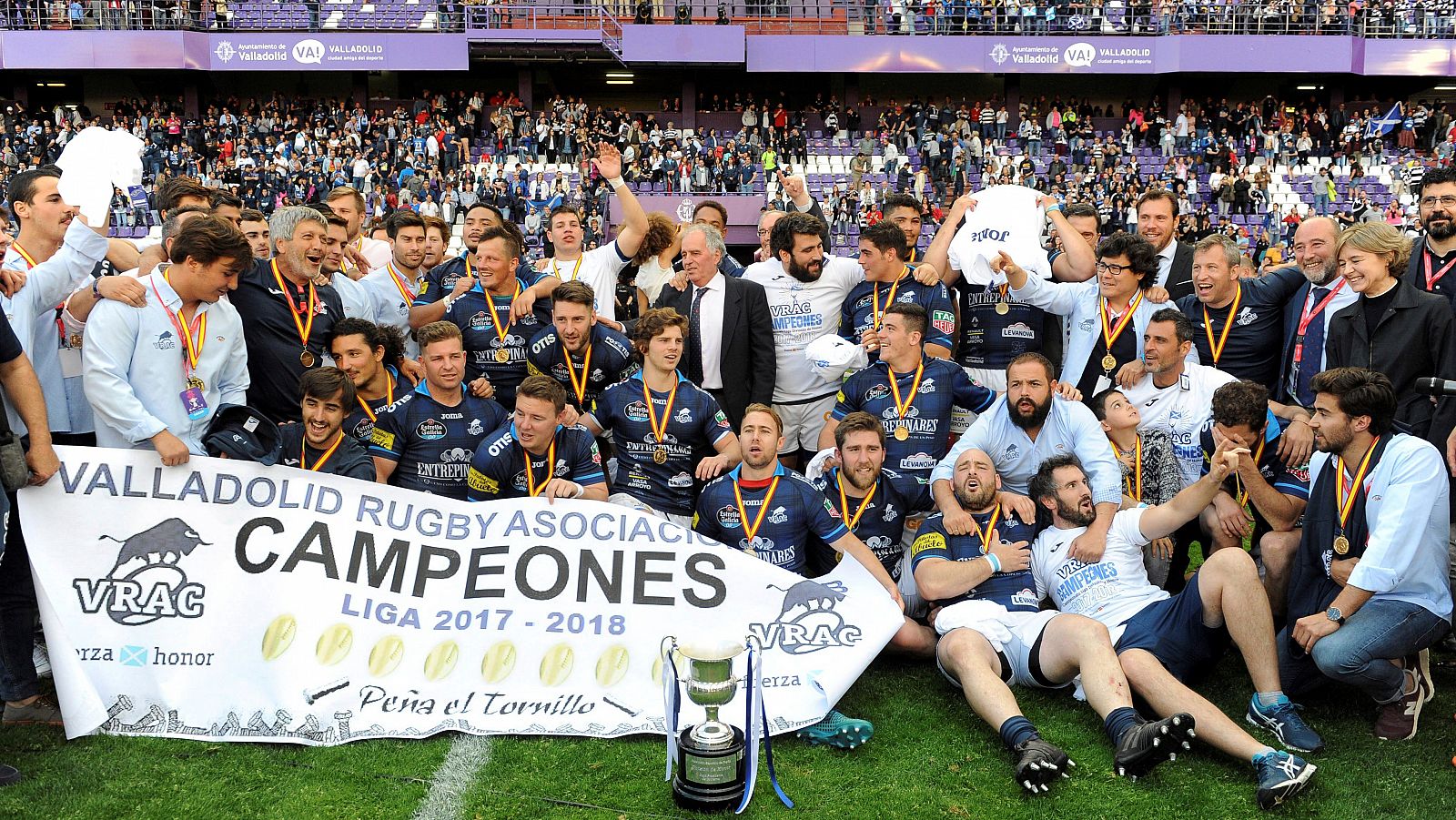 Los jugadores del VRAC celebran su victoria en la final de la liga de rugby ante El Salvador.