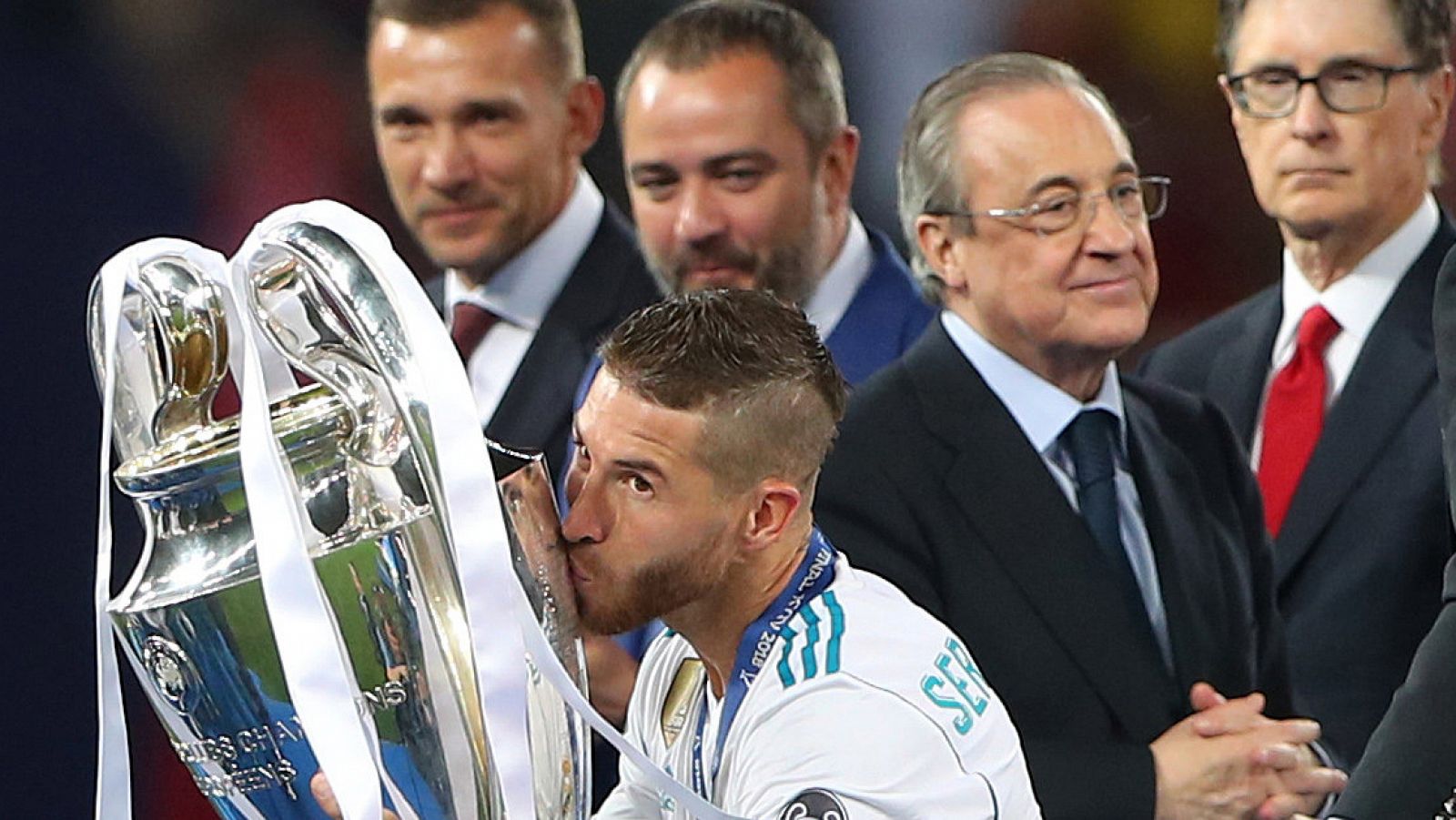 Florentino Pérez, en segundo término tras Sergio Ramos en la entrega de la Champions.