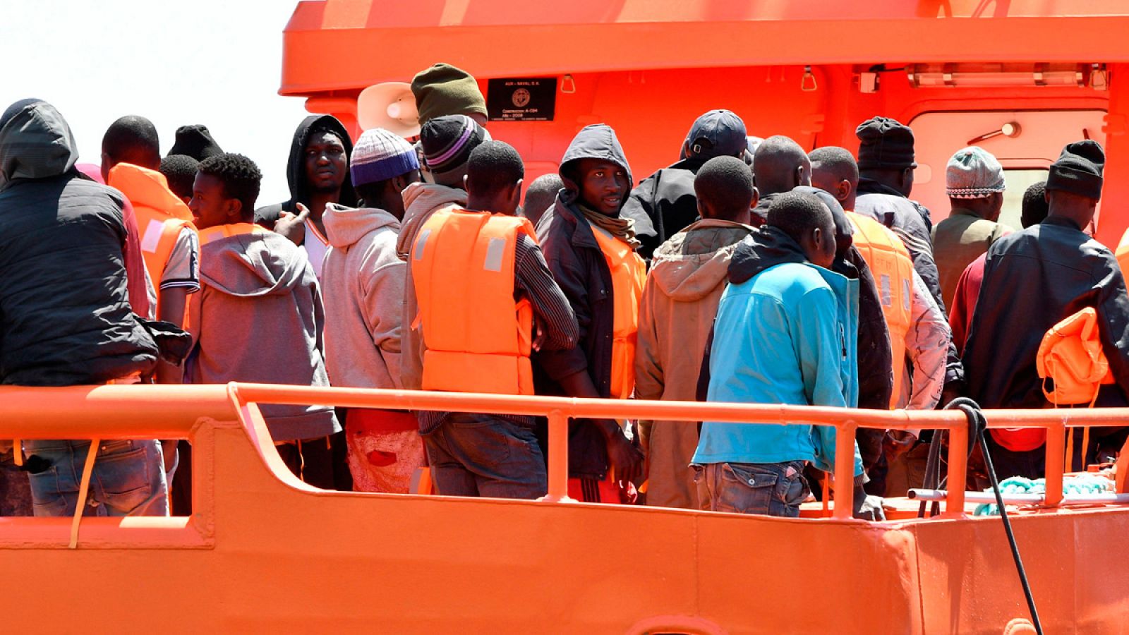 Llegada al puerto de Almería de 76 personas rescatadas por Salvamento Maritimo