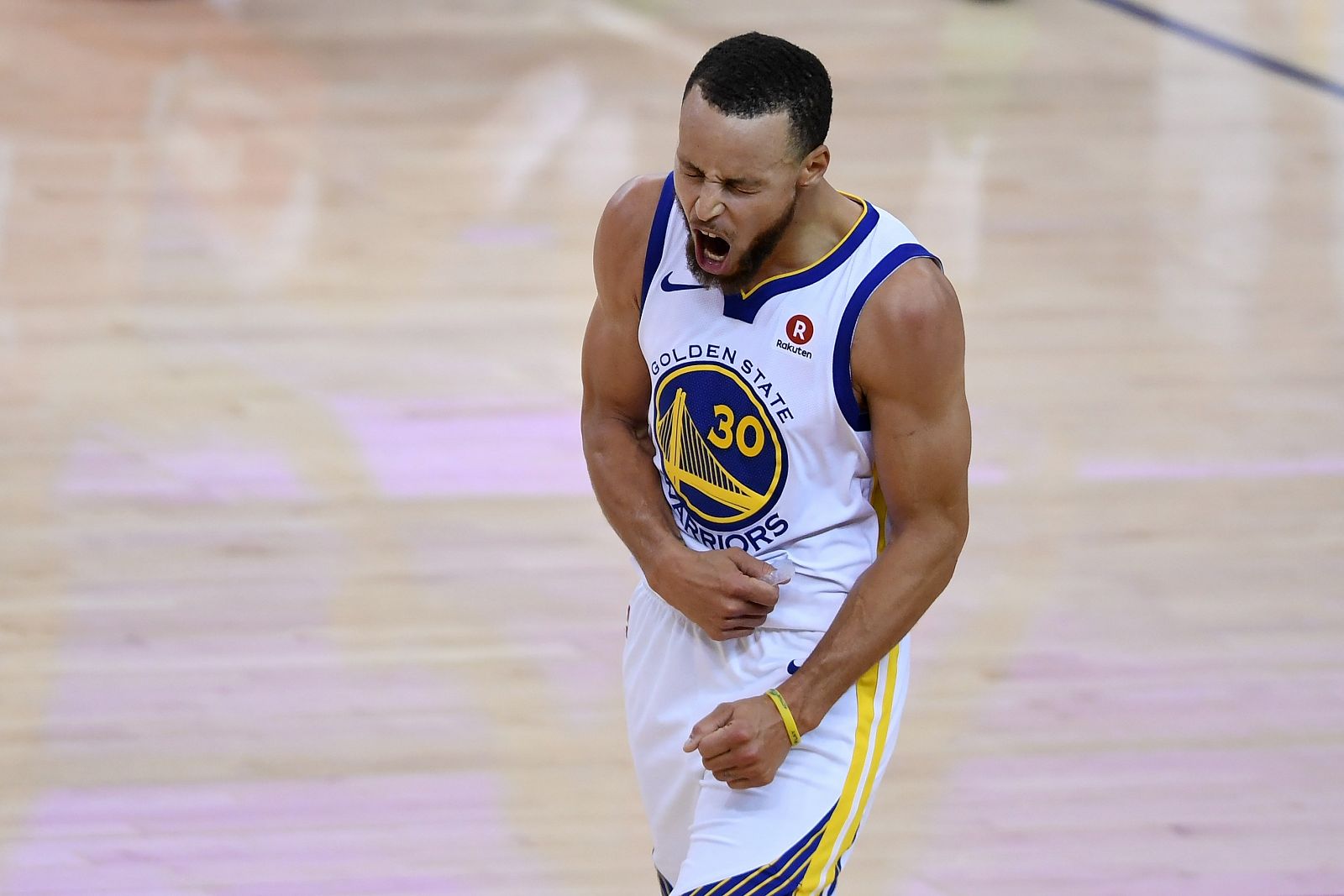 Stephen Curry celebra la victoria de los Golden State Warriors en el sexto partido.