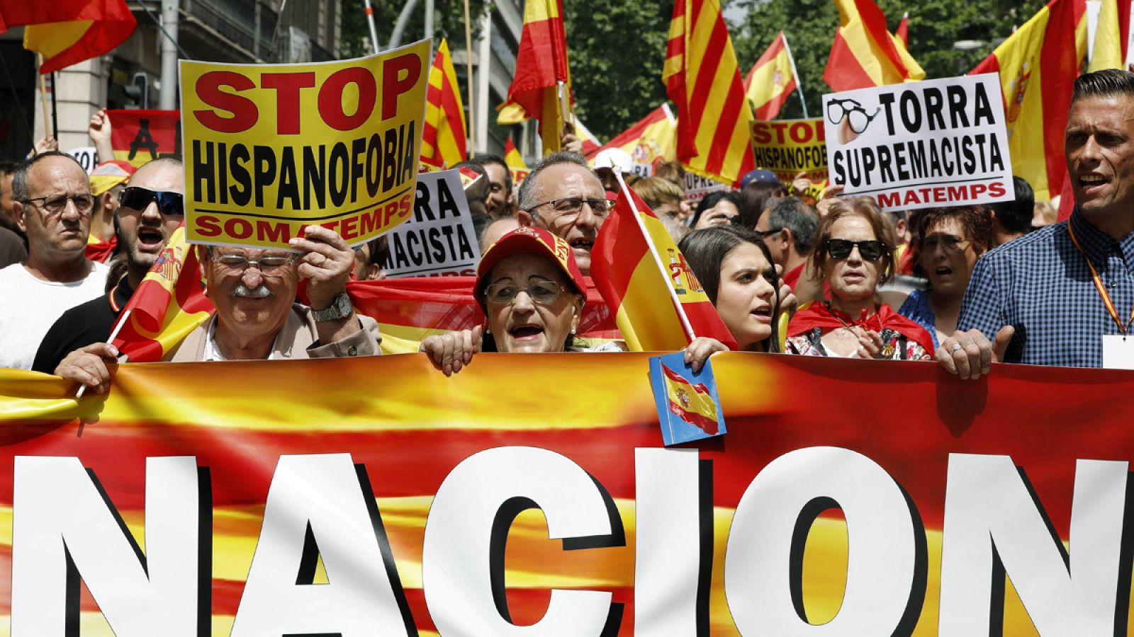 Manifestación por la unidad de España y contra el presidente catalán Quim Torra recorre el centro de Barcelona