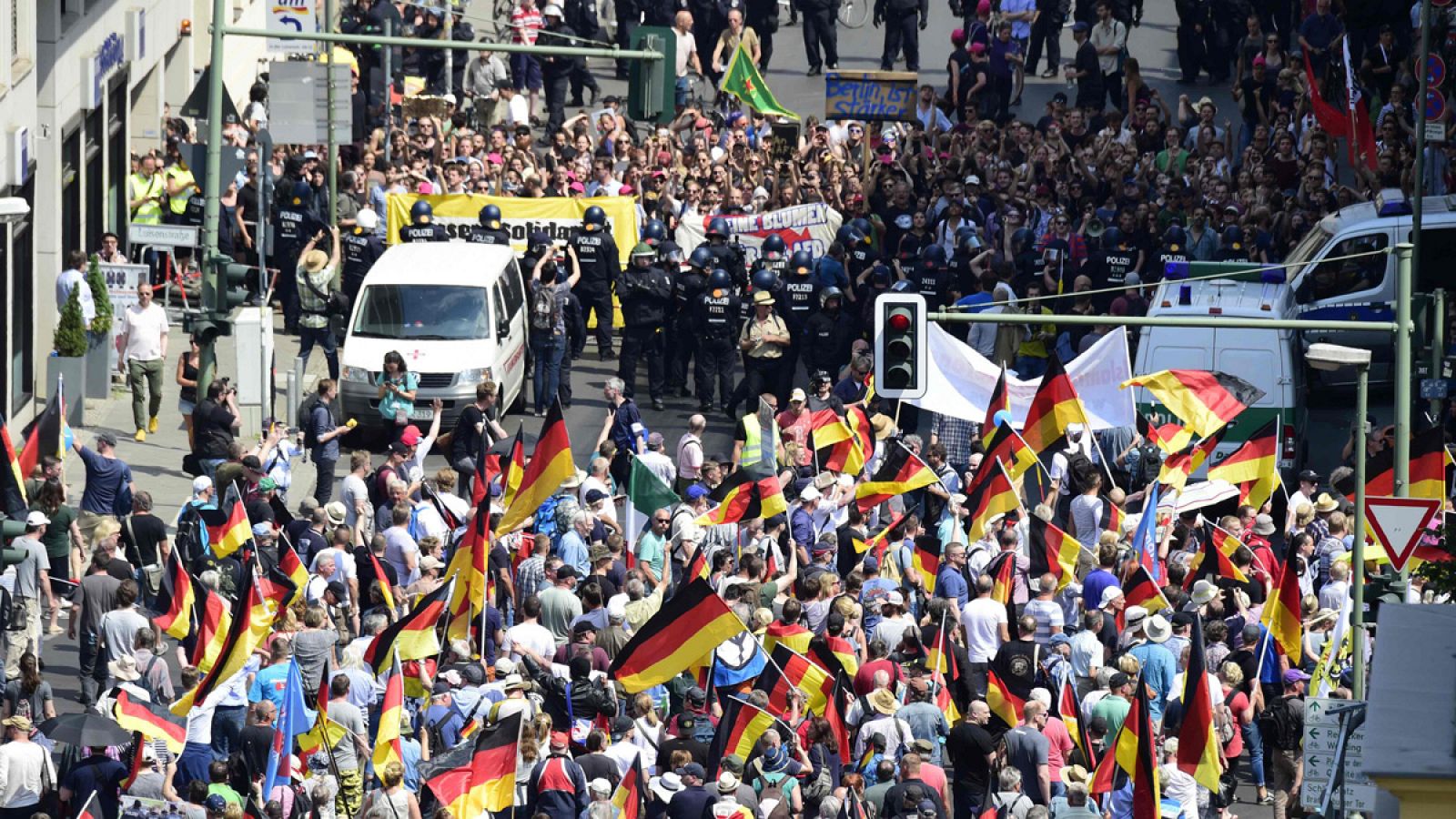 Manifestantes marchan en Berlín convocados por la ultraderechista Alternativa para Alemania (Afd)