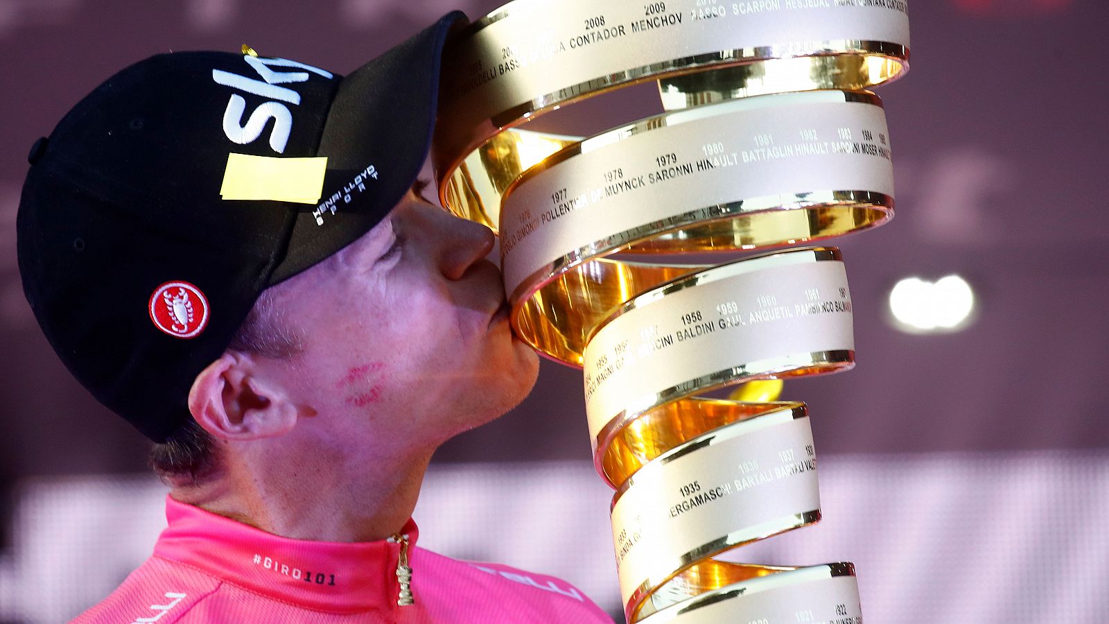 Chris Froome besa el trofeo que le acredita como ganador del Giro de Italia 2018.