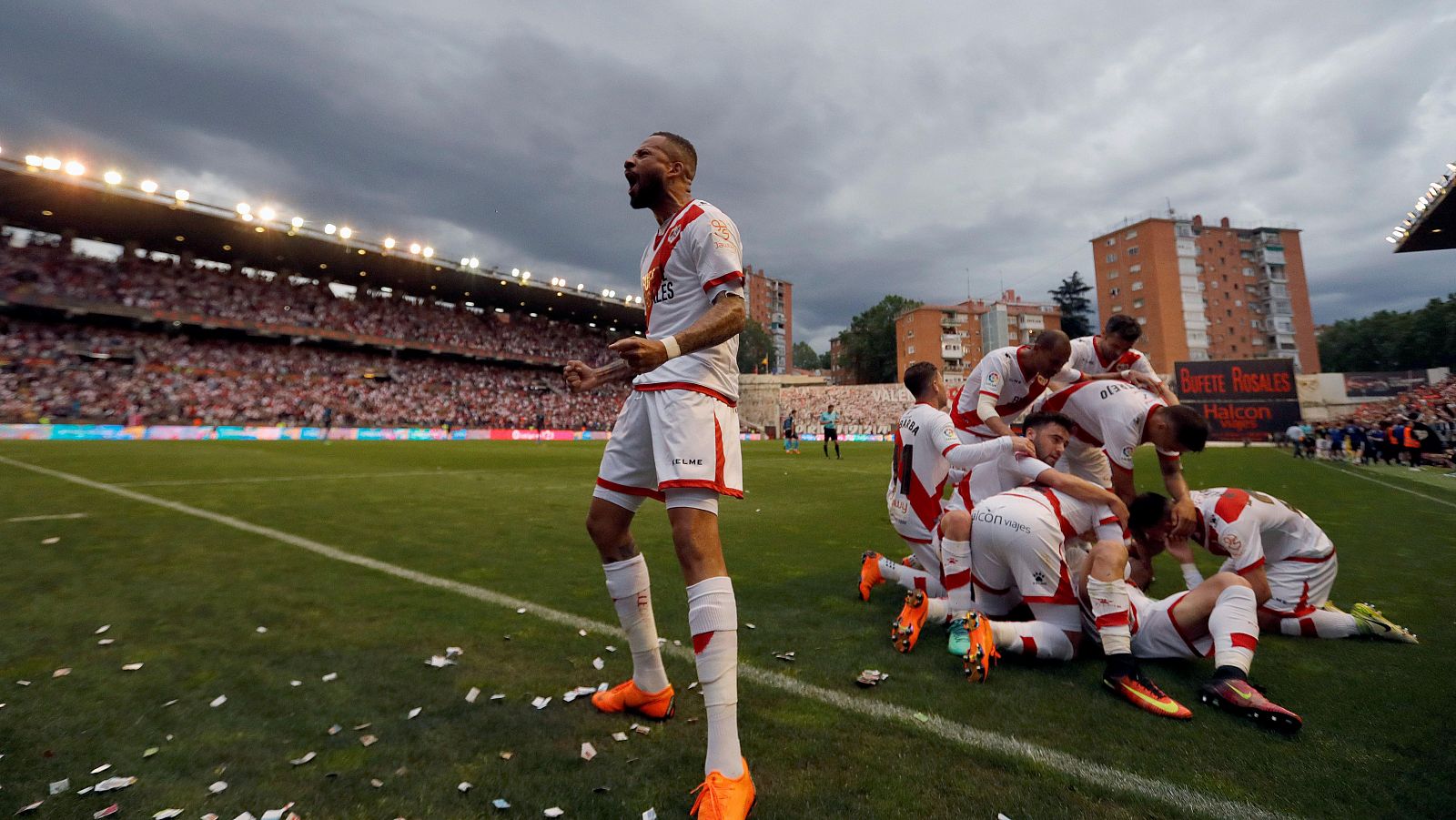 Los jugadores del Rayo Vallecano celebran el gol que le da el ascenso.