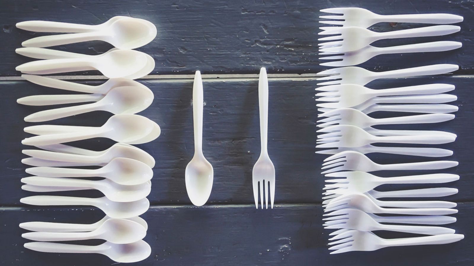 Tenedores y cucharas de plástico