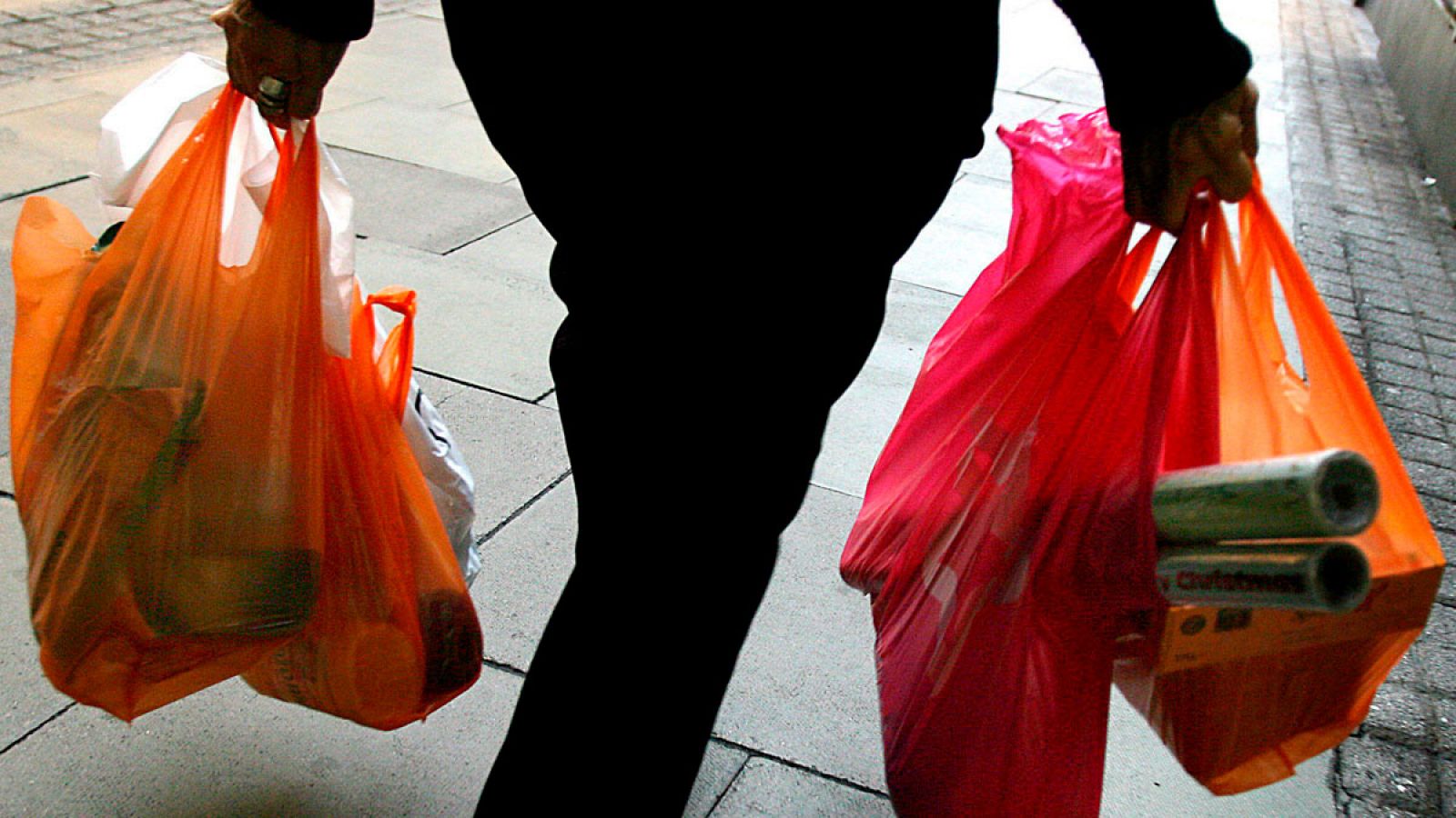 En España se consumen cerca de 7.000 millones de bolsas de plástico al año y sólo se recicla el 10%.