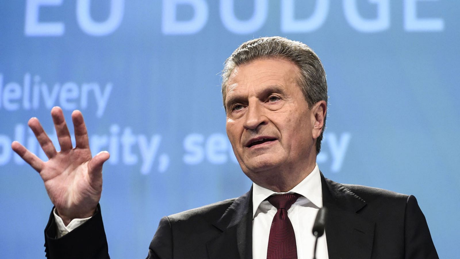 El comisario europeo de Presupuesto, el alemán Günther Oettinger, durante una conferencia de prensa en Bruselas