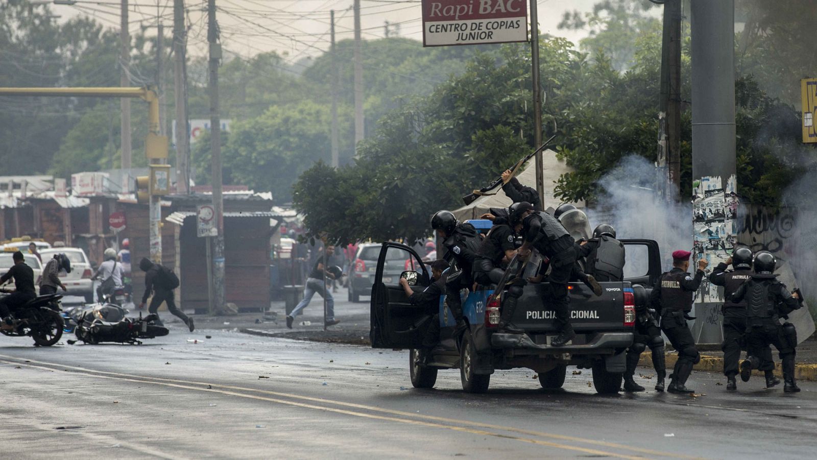 Manifestantes este lunes en las calles de Managua enfrentándose con la policía