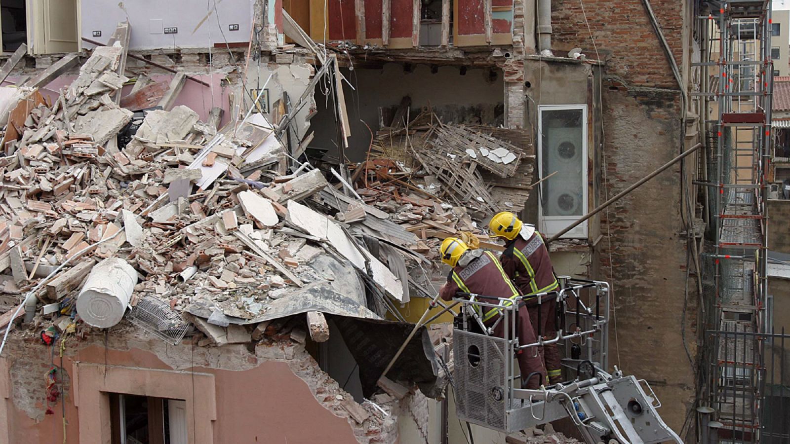 Los bomberos examinan el edificio tras la explosión en 2005