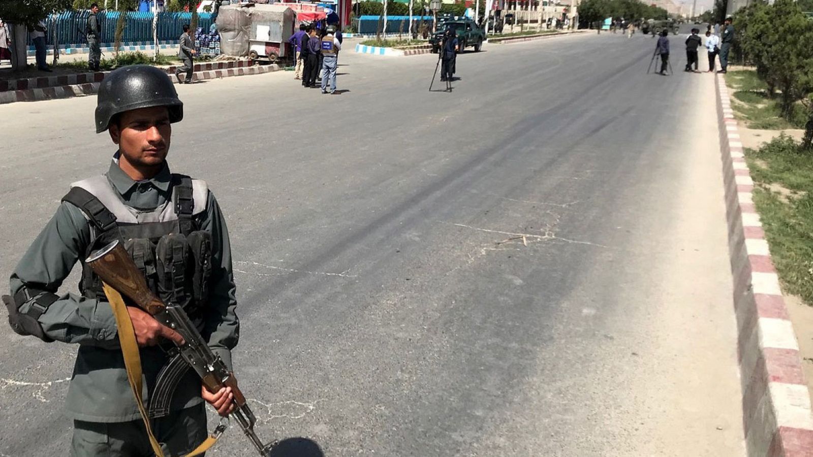 La policía afgana asegura la carretera que lleva a la sede del Ministerio de Interior tras un ataque en Kabul, Afganistán