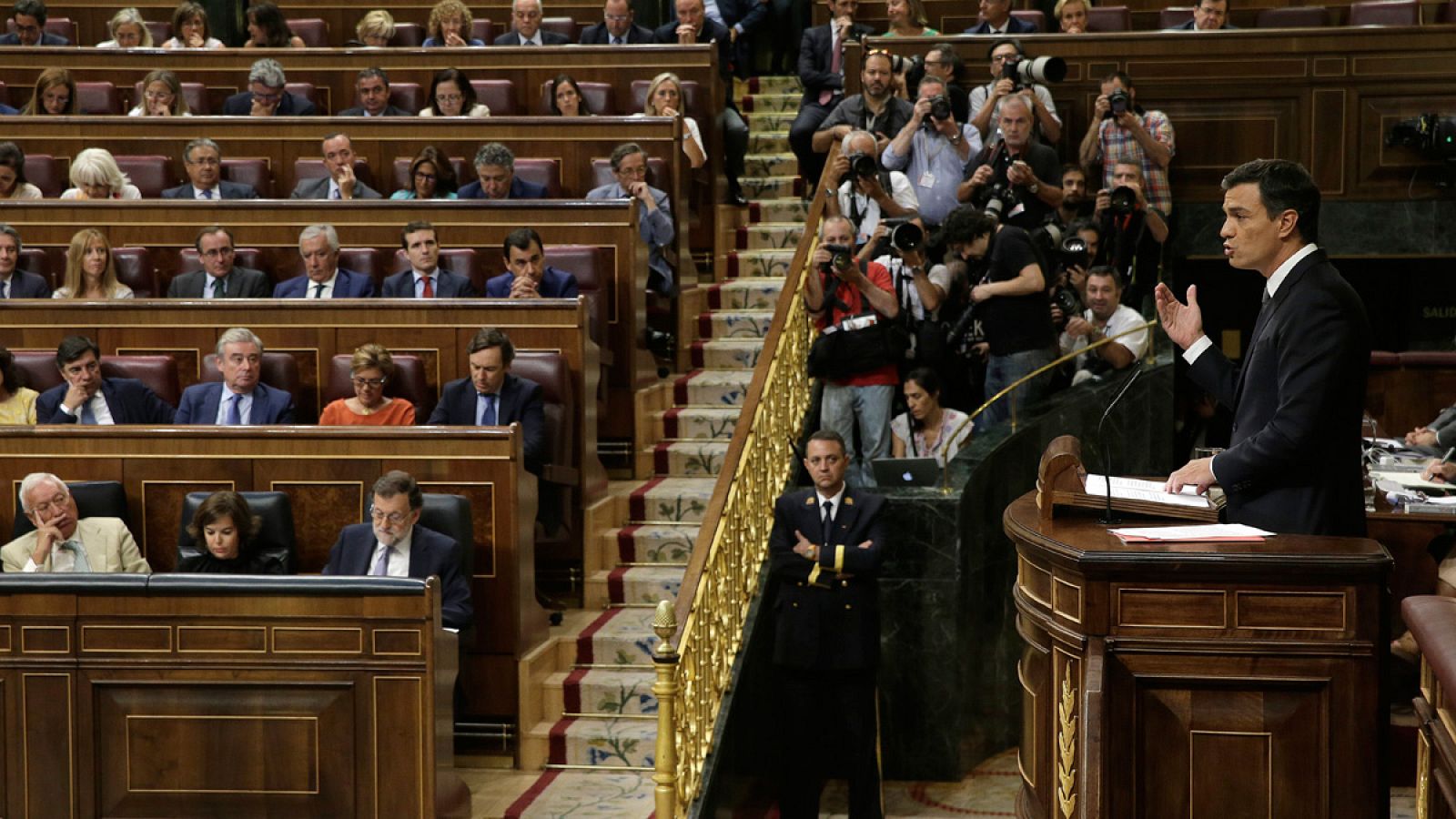 El líder del PSOE, Pedro Sánchez, interviene en el Congreso de los Diputados durante la investidura de Mariano Rajoy en agosto de 2016