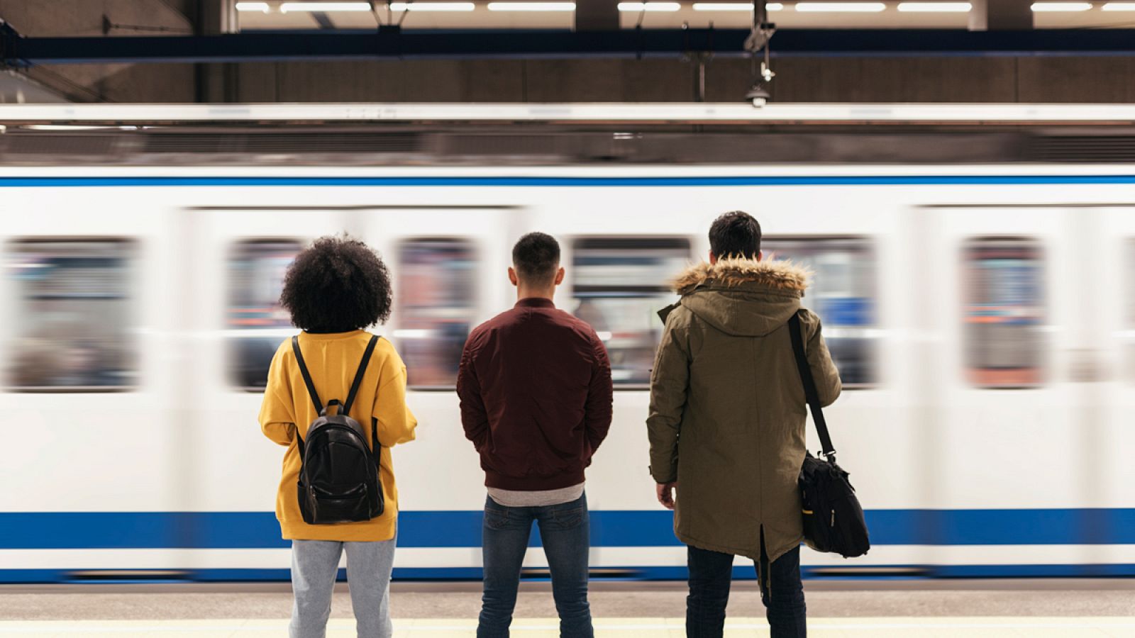 Unos viajeros esperan en un andén del Metro de Madrid