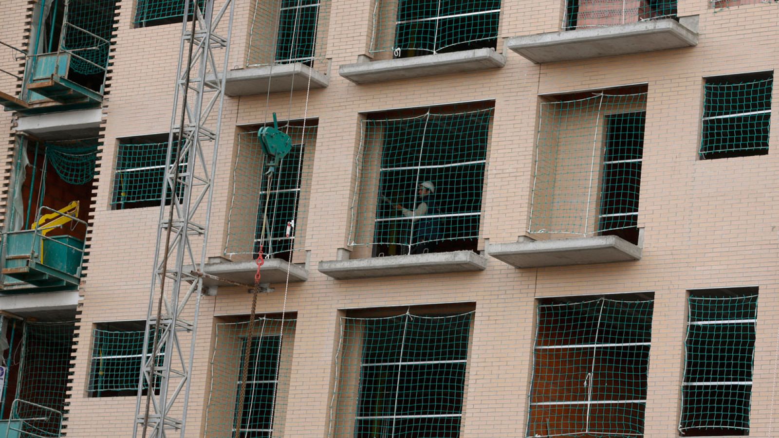 Un operario trabaja dentro de un edificio en construcción en Madrid