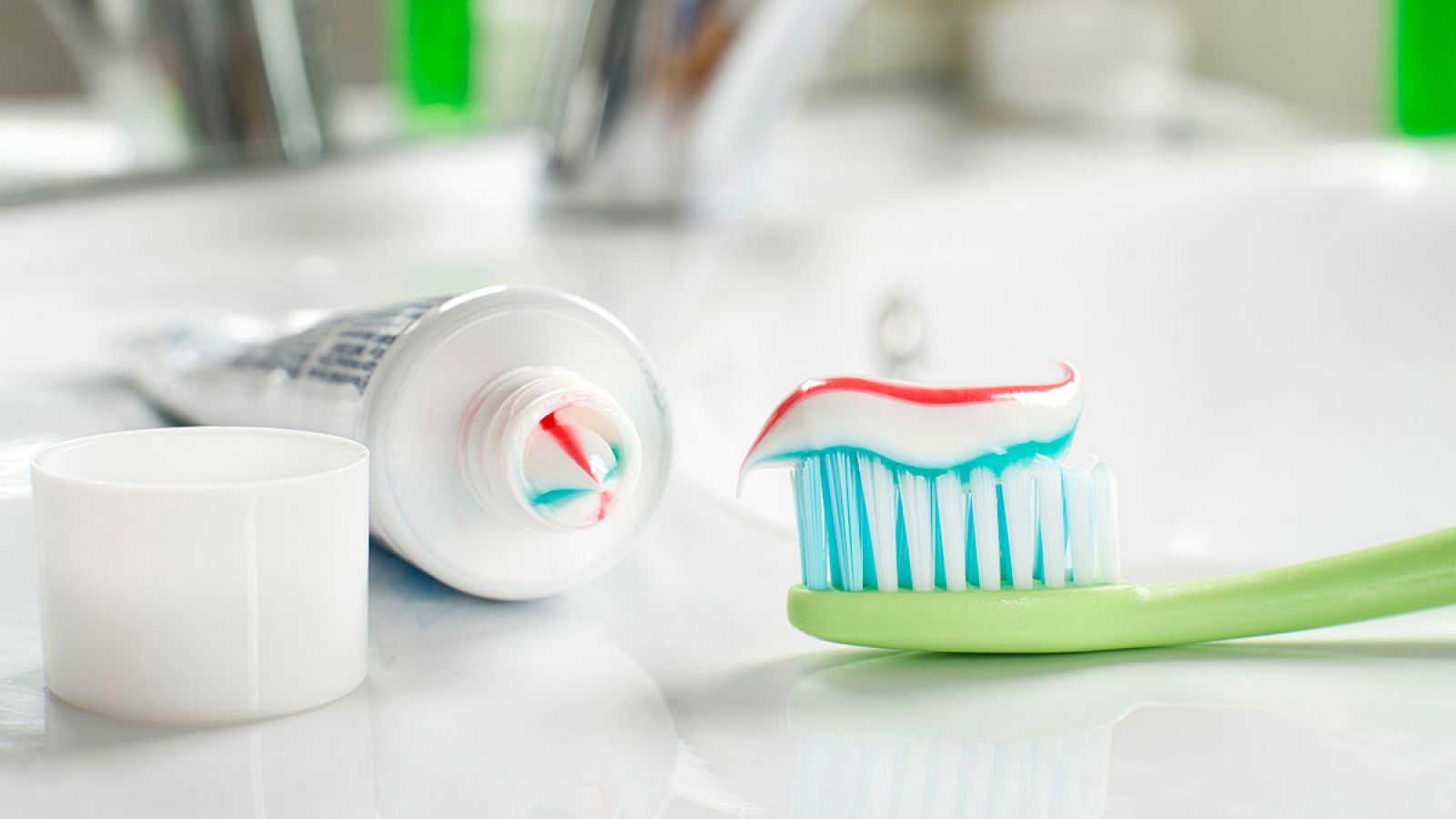 Muchas pastas de dientes incluyen triclosán, uno de los ingredientes antibacterianos más ampliamente utilizado.