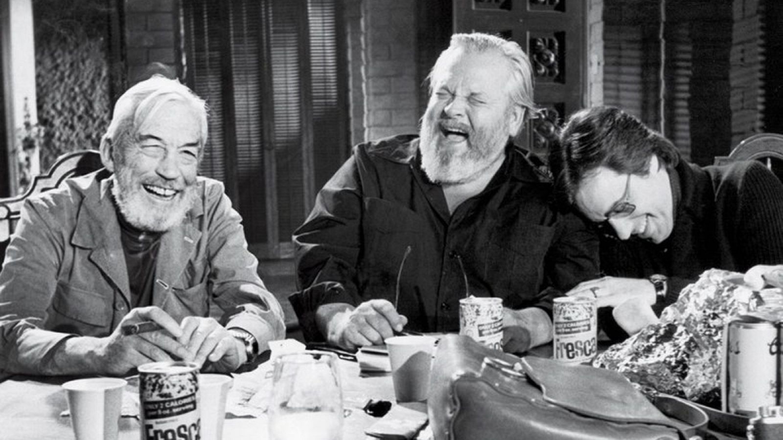 John Huston, Orson Welles y Peter Bogdanovich en 'El otro lado del viento'
