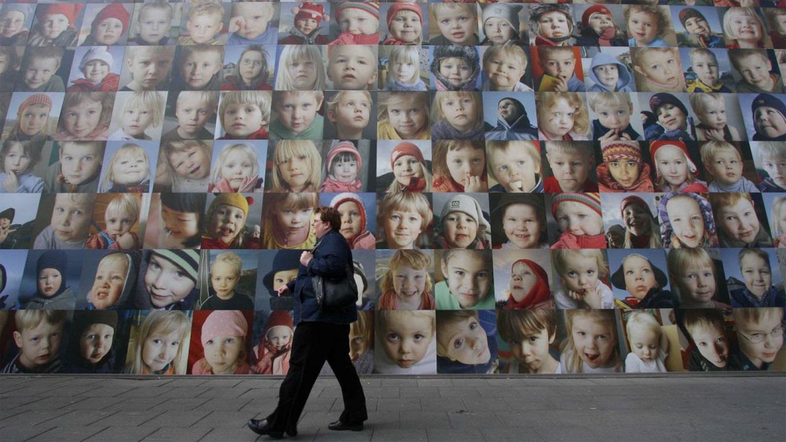 Intervención artística en las calles de Reikiavik con fotos de niños islandeses.