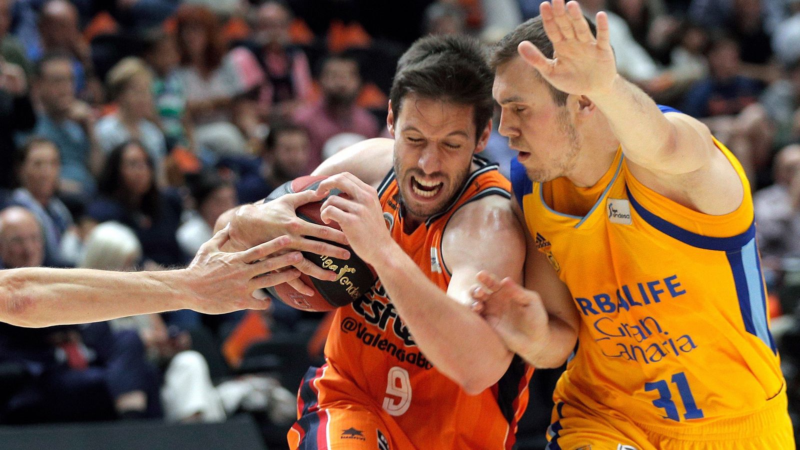 El escolta belga del Valencia Basket Fernando Sam Van Rossom (i) intenta superar al serbio Nikola Radicevic, del Herbalife Gran Canaria.