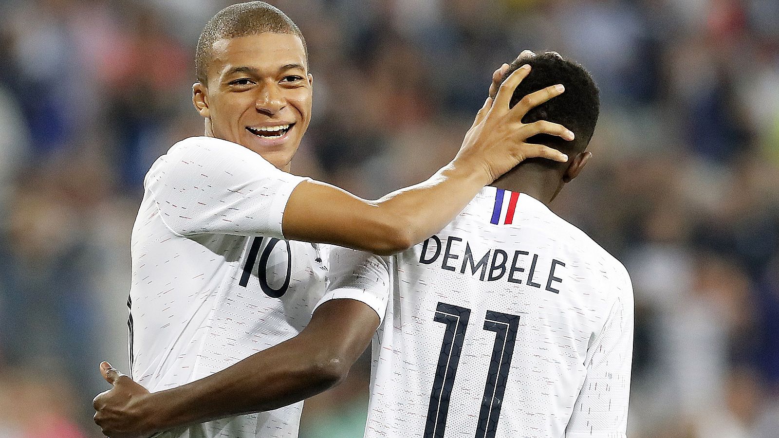 Mbappé celebra con Dembélé el tanto de este ante Italia.