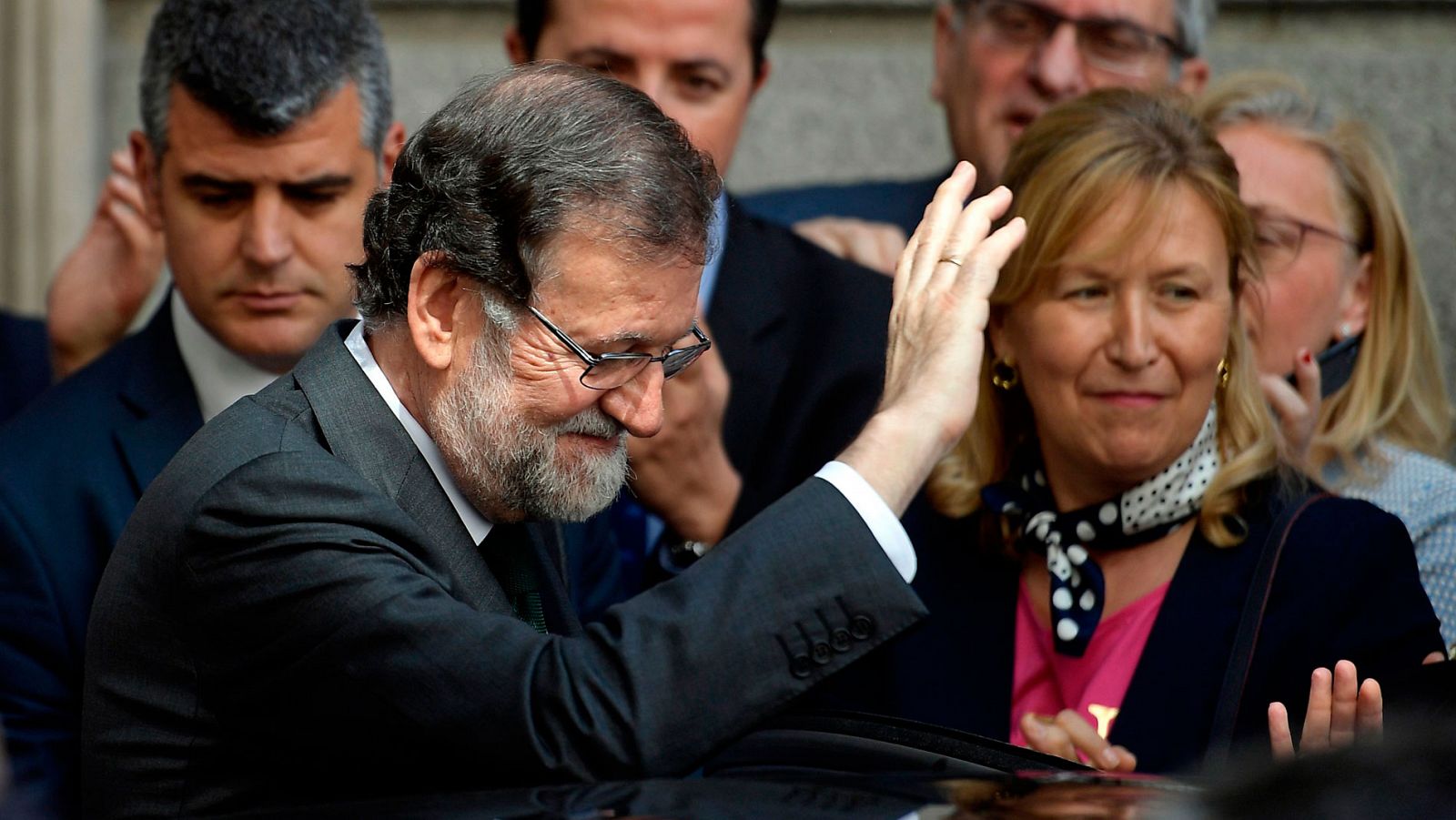 El ya expresidente del Gobierno Mariano Rajoy abandonando este viernes en el Congreso