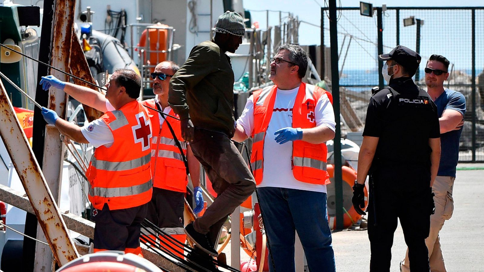 Imagen de archivo de la llegada al puerto de Almería de varias personas rescatadas en una patera