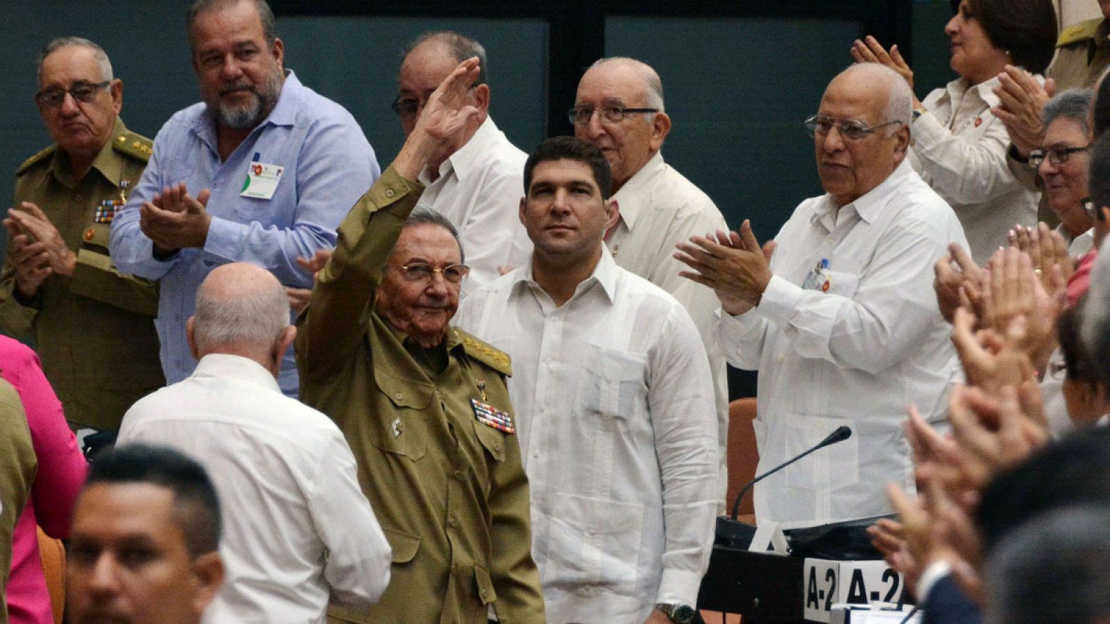 Raúl Castro (c) participa en una sesión de la Asamblea Nacional de Cuba