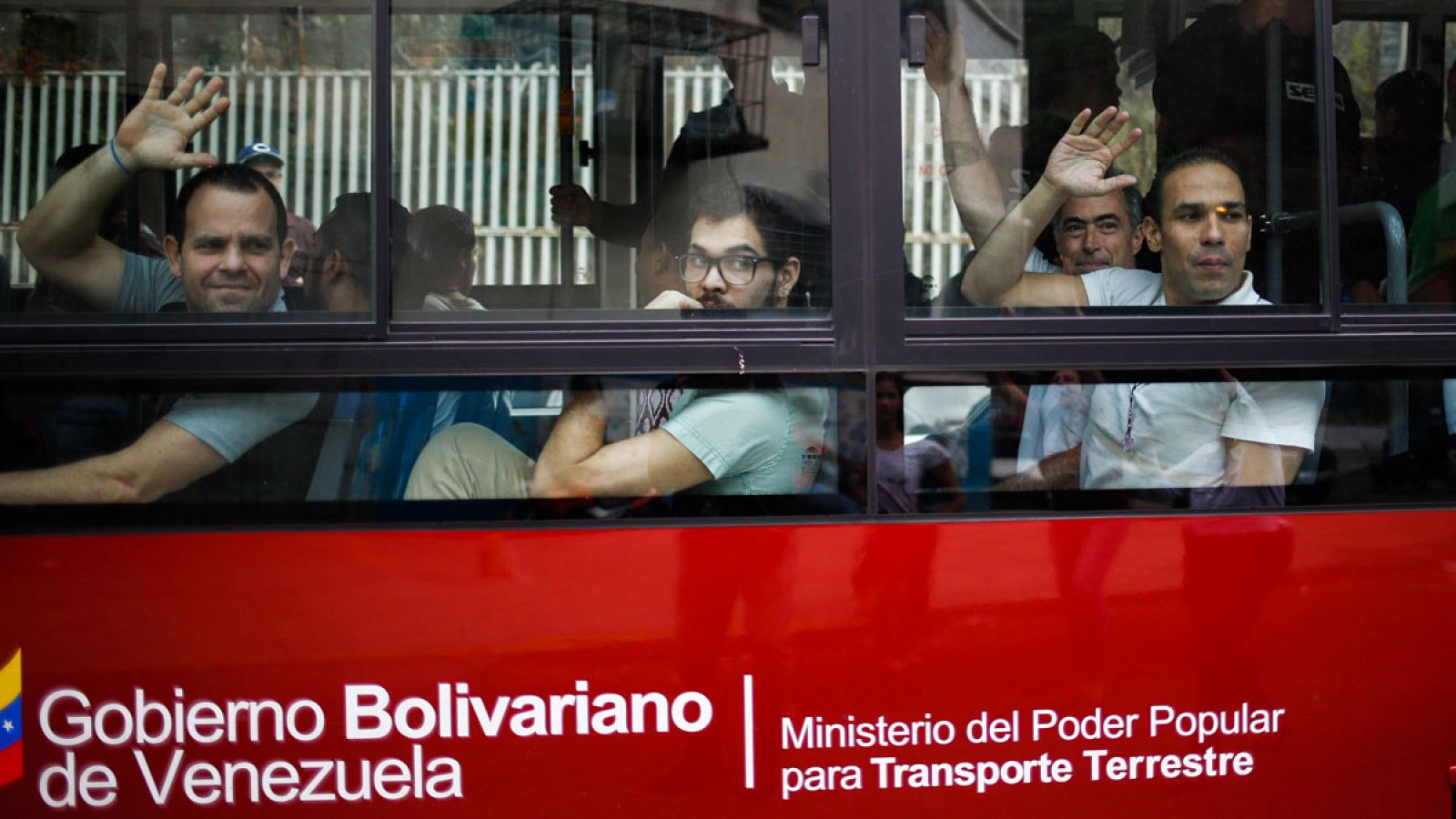 Un grupo de "presos políticos" son trasladados desde la sede del Servicio Bolivariano de Inteligencia (Sebin) a la Cancillería venezolana en Caracas el sábado 02 de junio de 2018.