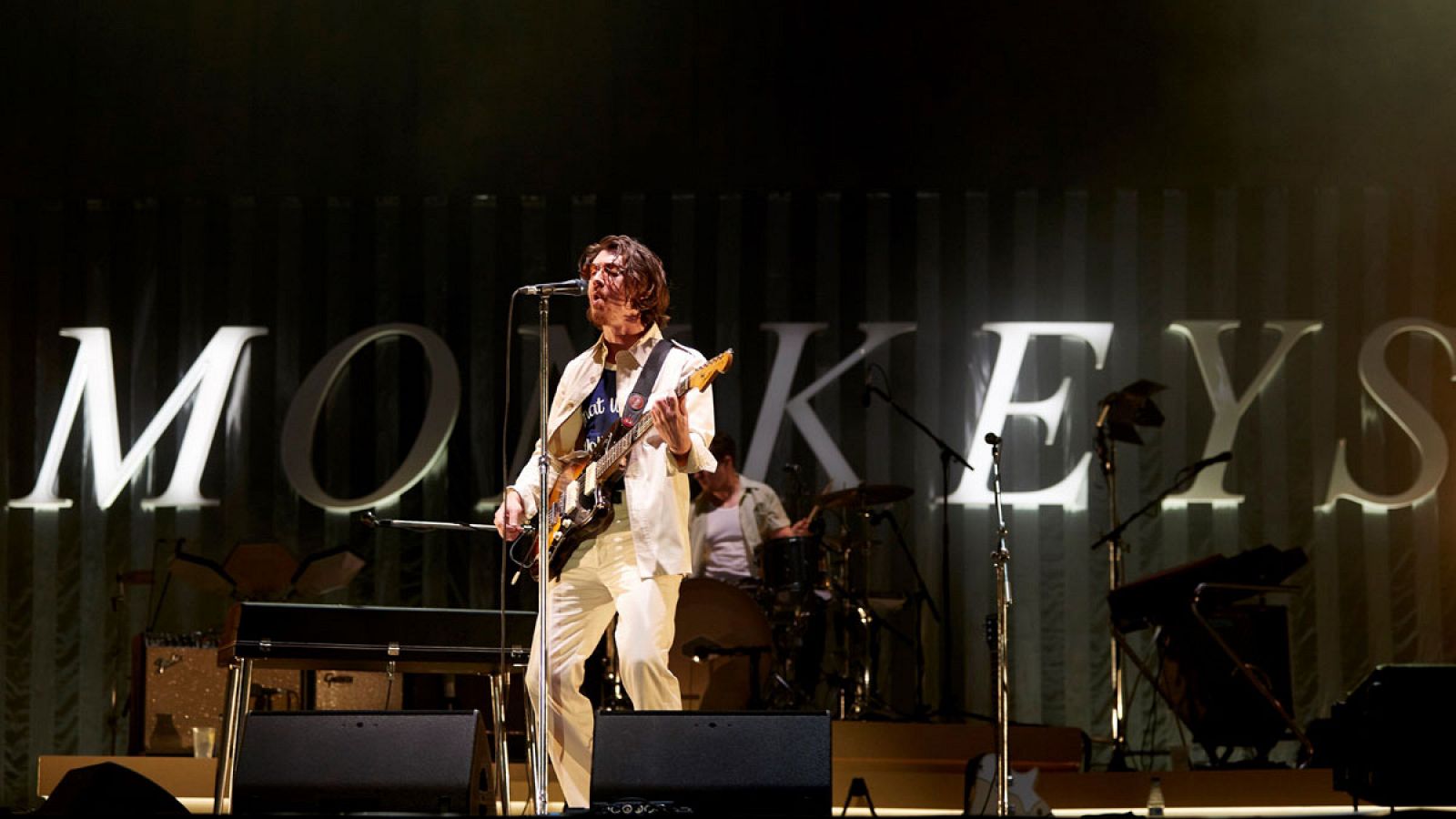 El cantante británico Alex Turner, del grupo Artic Monkeys, durante el concierto.