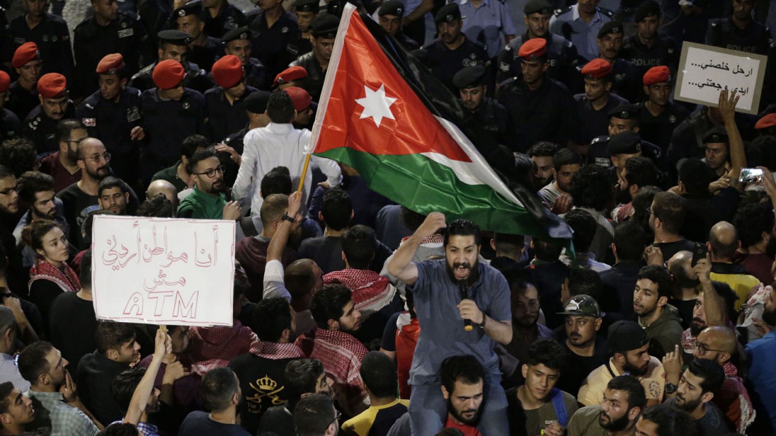 Miles de manifestantes claman contra la reforma tributaria este domingo en Amán (Jordania)