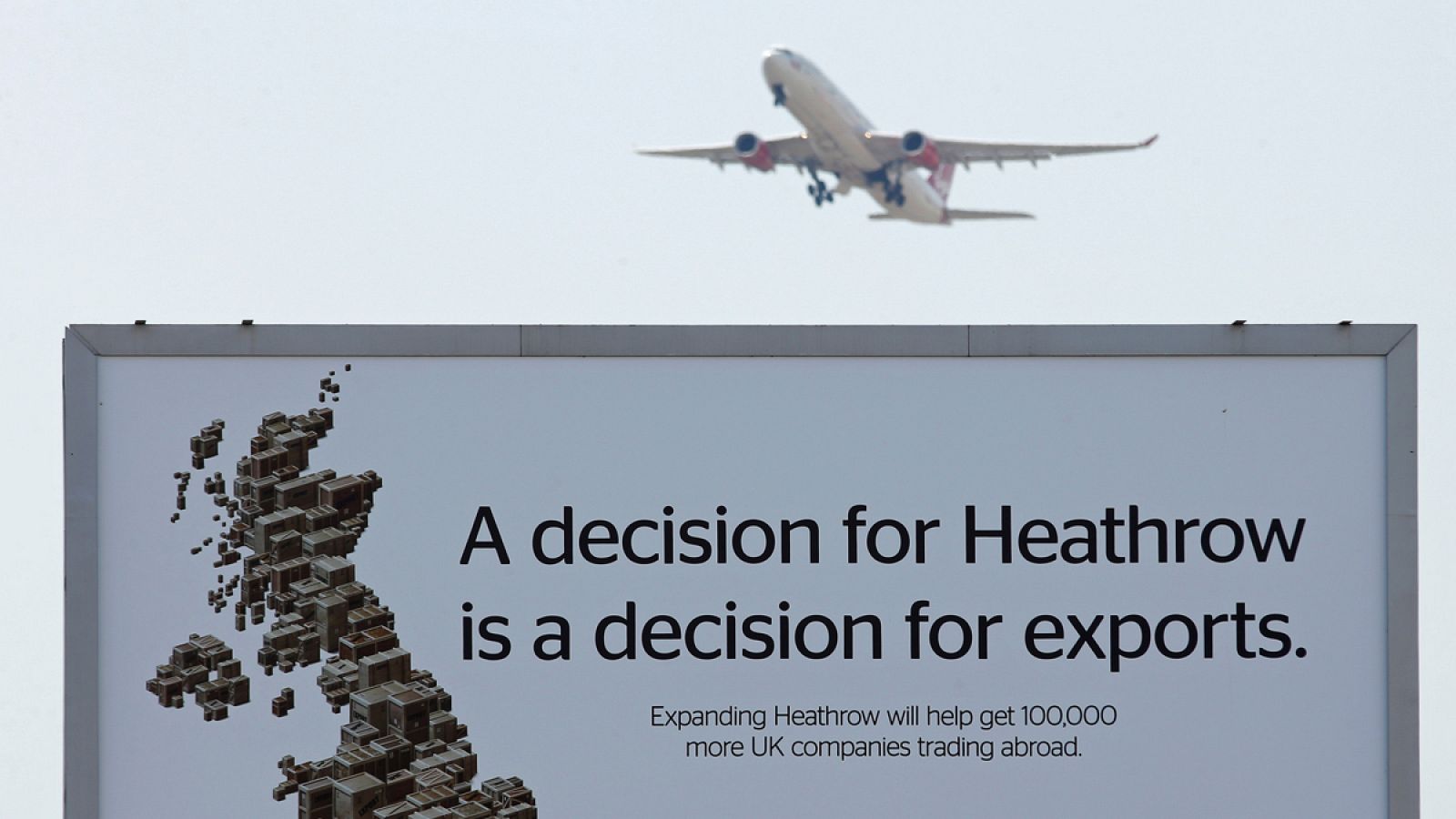 Un avión sobrevuela un anuncio sobre las ventajas de ampliar Heathrow