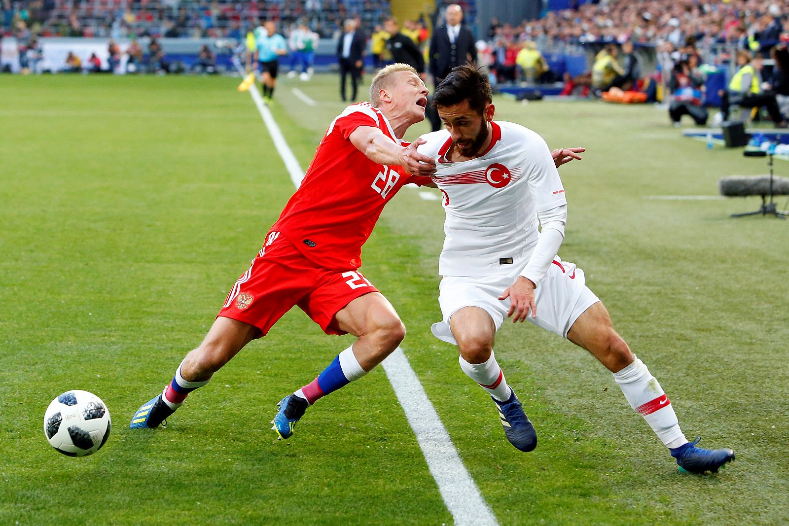 El jugador ruso Igor Smolnikov ante el turco Yunus Malli durante el partido amistoso.