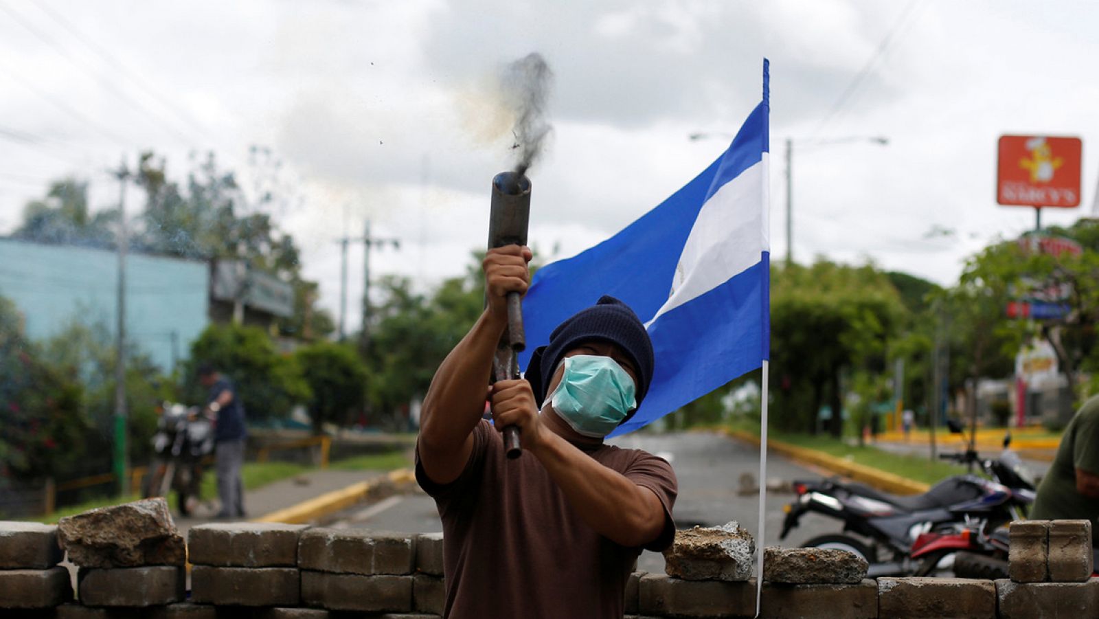 Nicaragua: Un manifestante contra Daniel Ortega dispara un mortero casero en Nindiri