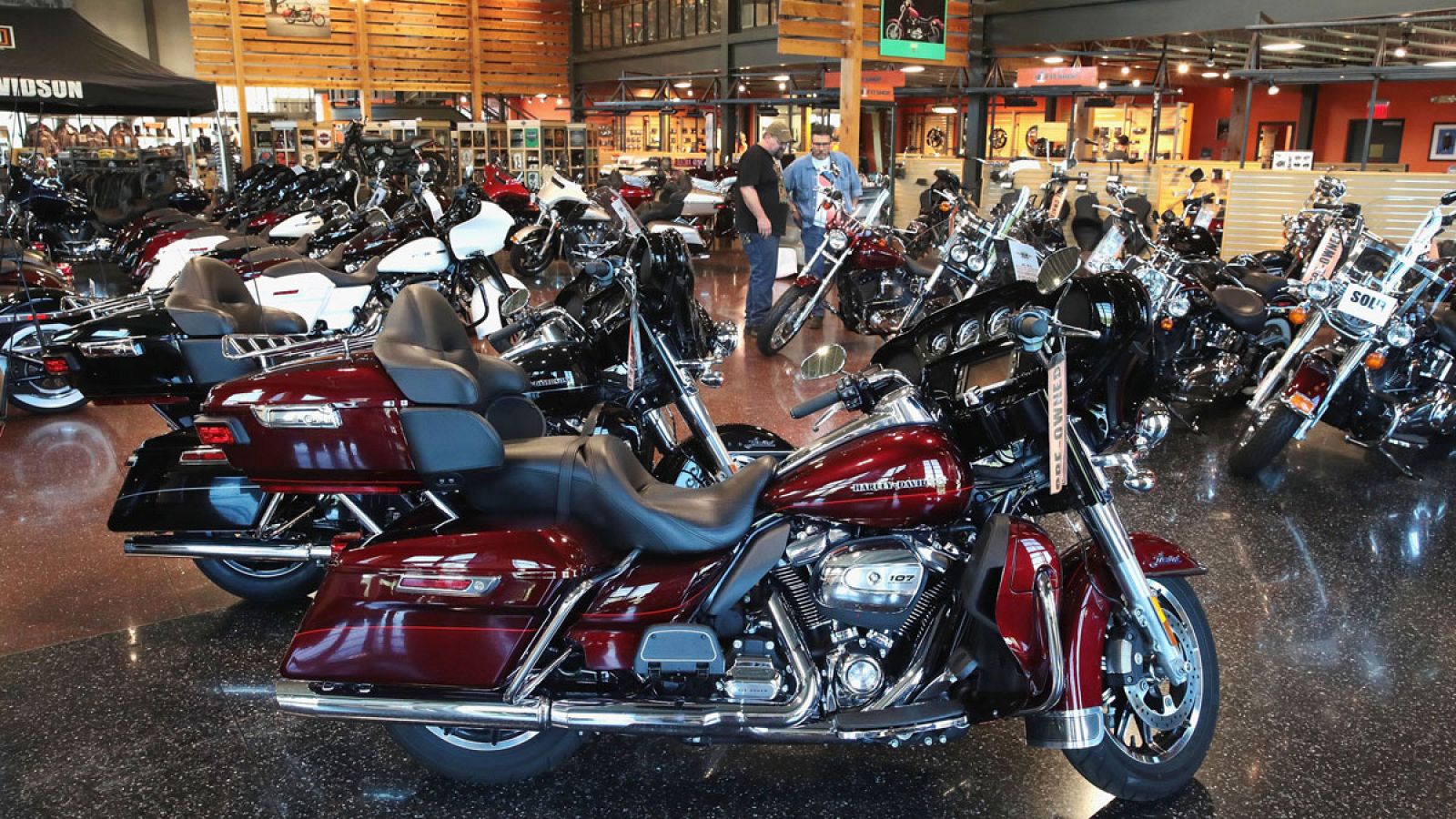Exposición de motocicletas en un concesionario de Harley-Davidson