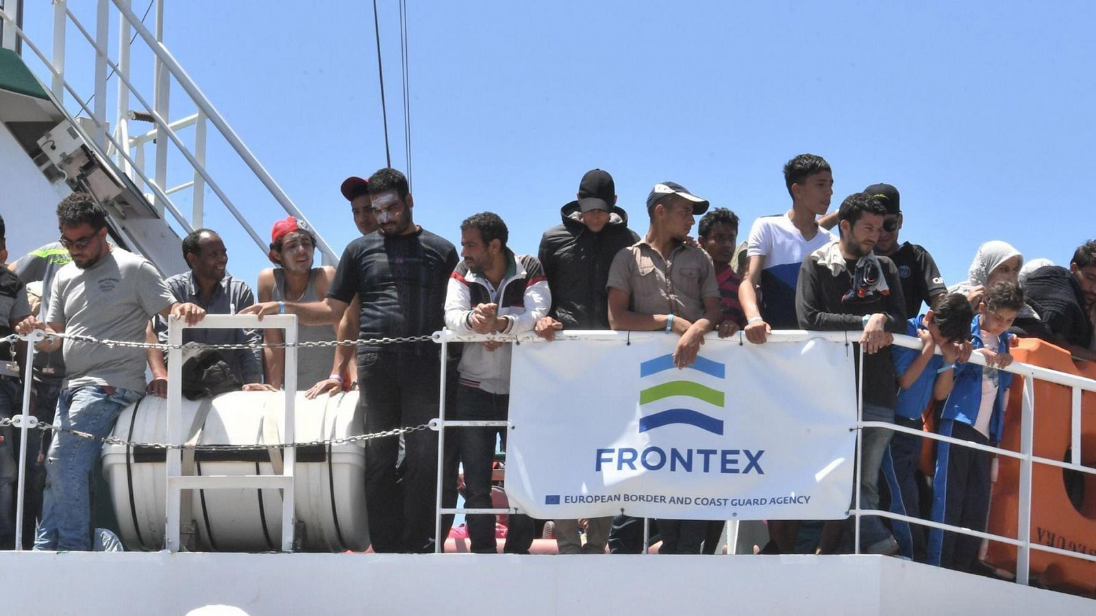 Migrantes y refugiados rescatados en el Mediterráneo, llegan a Salerno, Italia