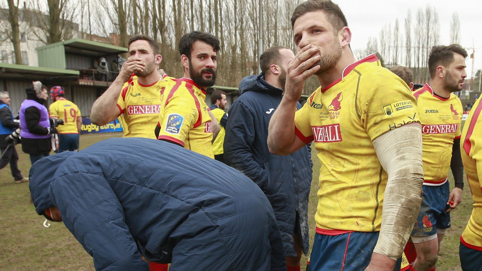 Caras de desolación de la selección española de rugby tras caer ante Bélgica.