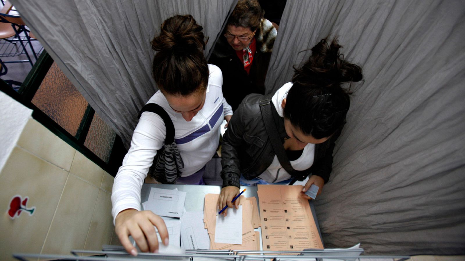 Dos mujeres votan en las elecciones municipales