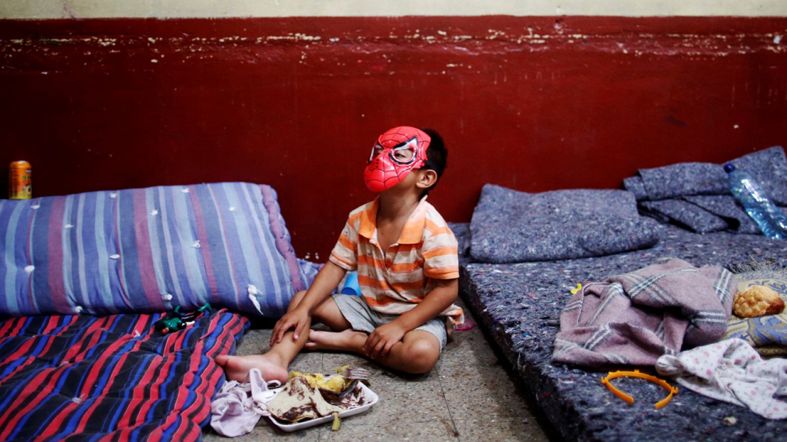 Un niño guatemalteco juega en un albergue en Escuintla.