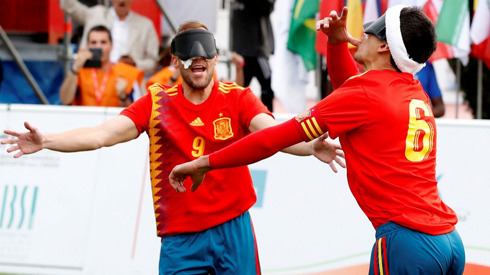 Los españoles celebran uno de los dos goles ante Tailandia.