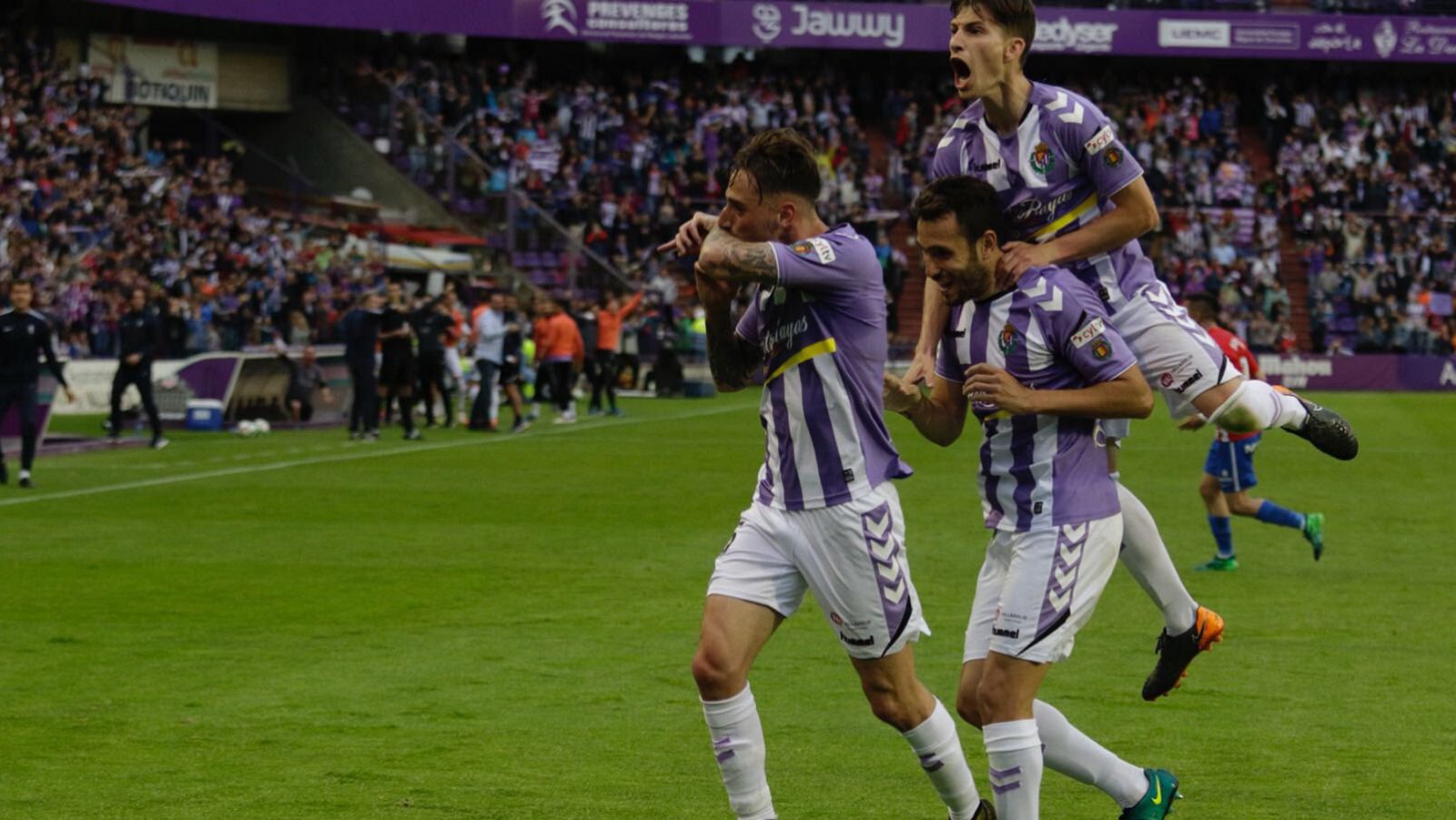 Los jugadores del Real Valladolid celebran el gol de Calero.