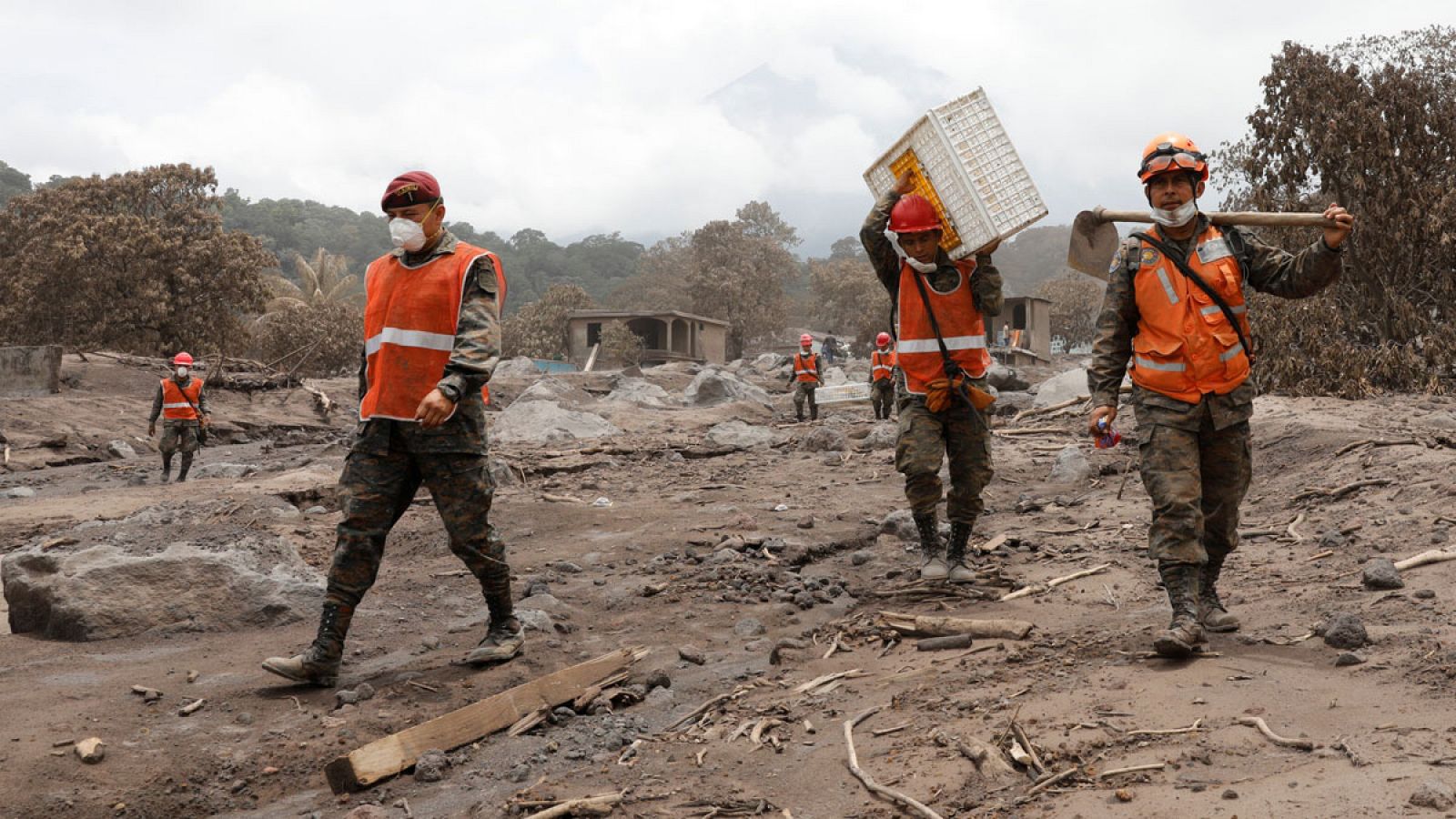 Los equipos de rescate buscando restos en un área afectada por la erupción del volcán de Fuego en San Miguel Los Lotes, Escuintla, Guatemala.