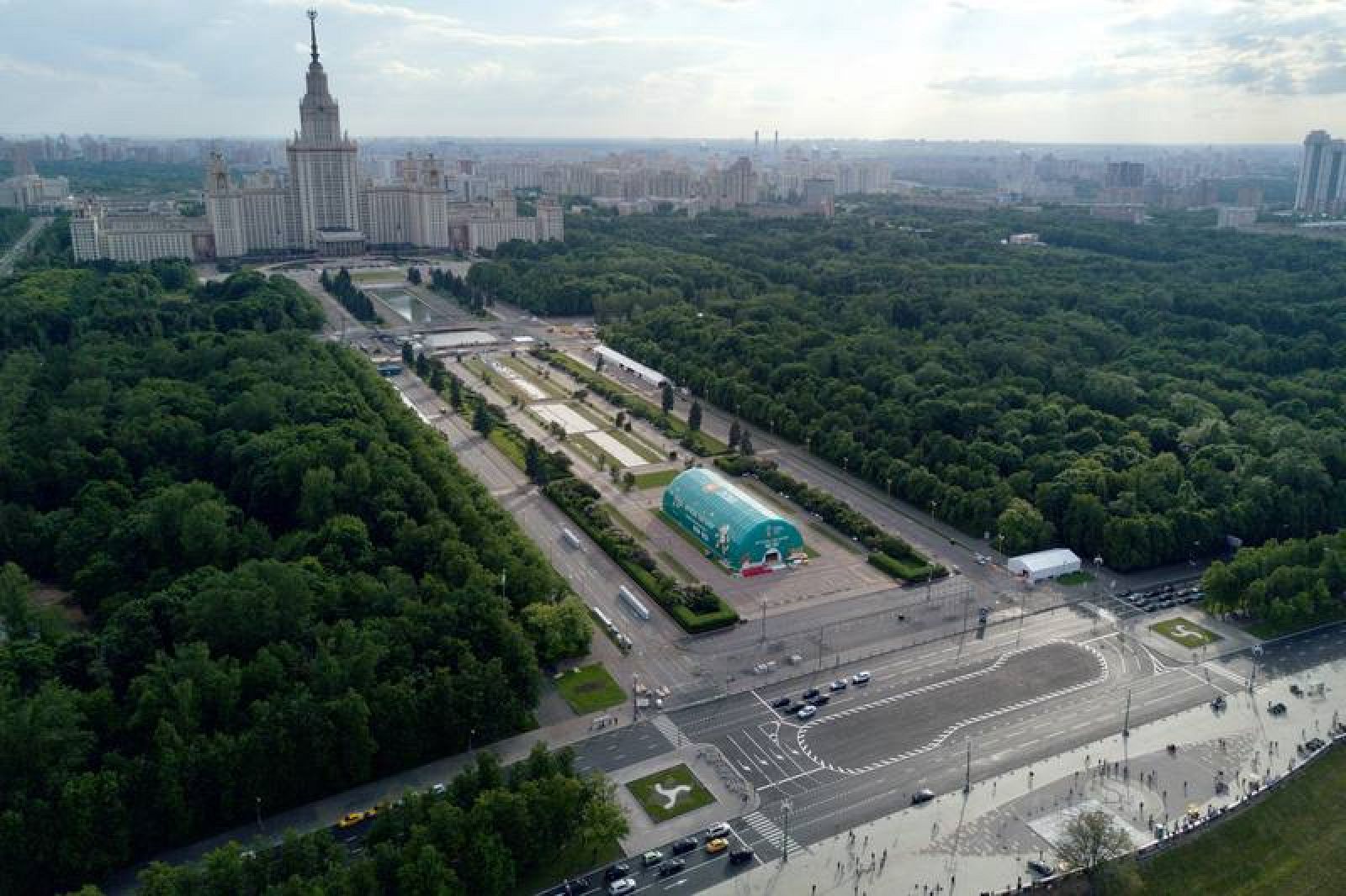 Vista aérea del campus de Moscú donde se está instalando una 'fan zone' para el Mundial , con el edificio principal de la Universidad Estatal al fondo.
