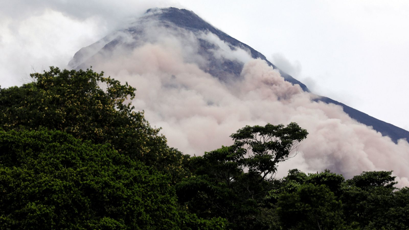 Vista del volcán del Fuego desde Escuintla, Guatemala.