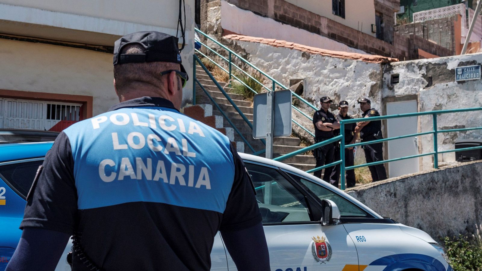 Agentes de policía local y nacional en la calle donde se ha producido la explosión de gas en Las Palmas