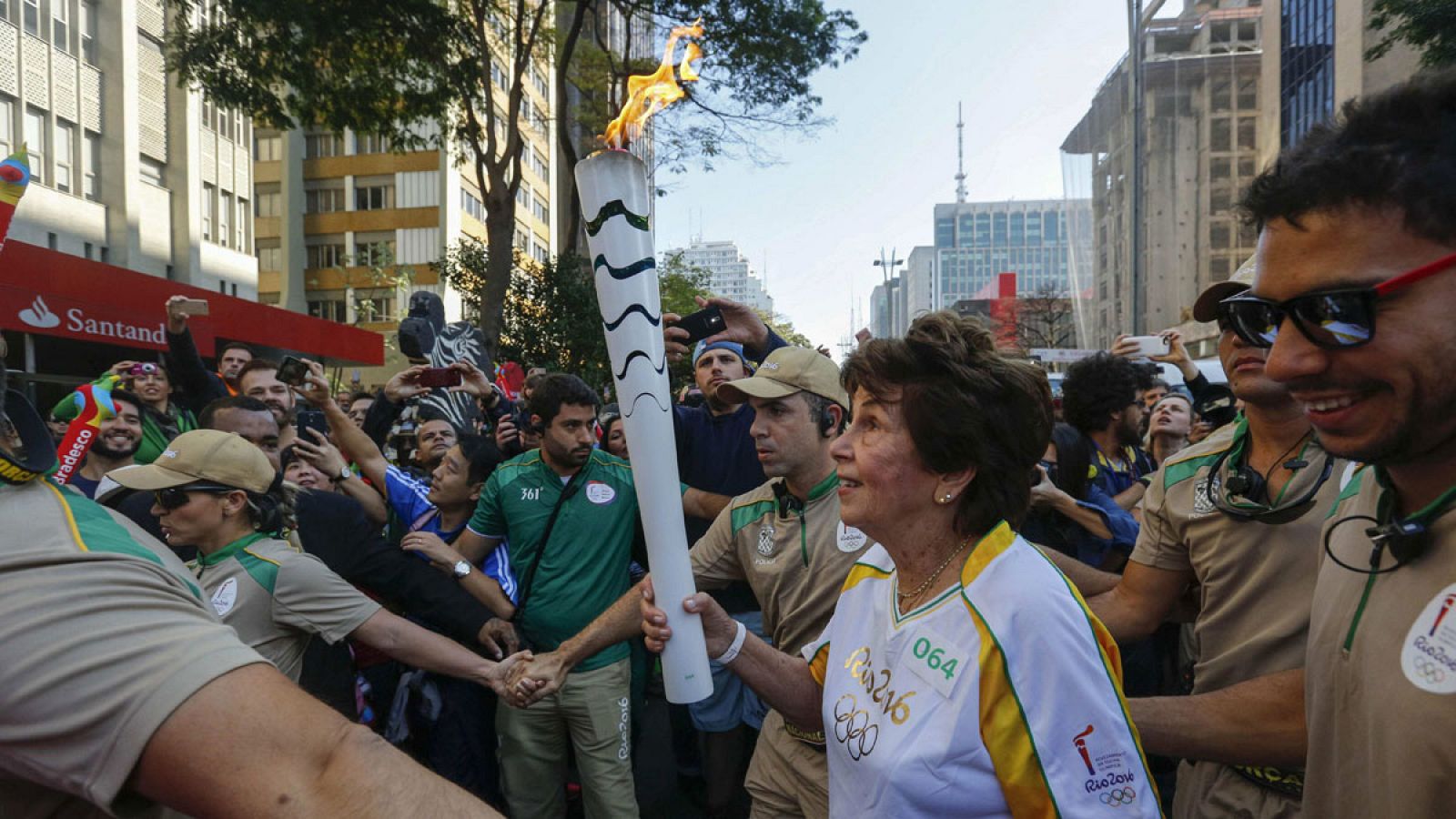 Fotografía de archivo fechada el 24 de julio de 2016 que muestra a María Esther Bueno mientras sostiene la antorcha olímpica durante un recogido por la ciudad de São Paulo (Brasil).