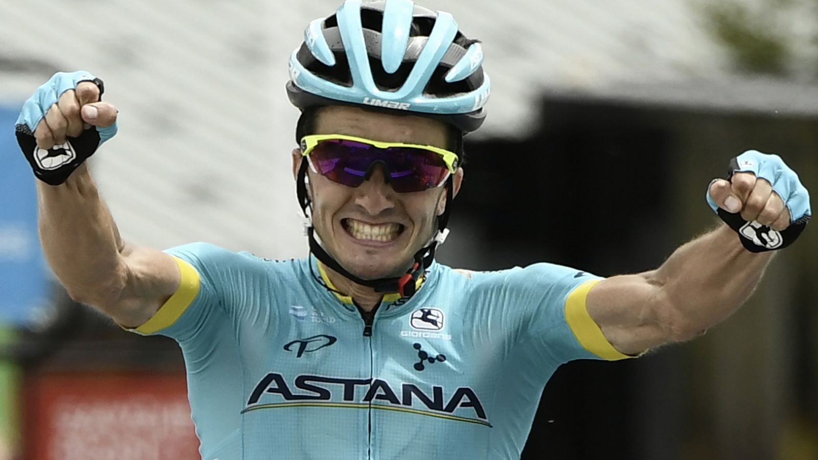 Peio Bilbao celebra su victoria en la etapa de la Dauphiné.